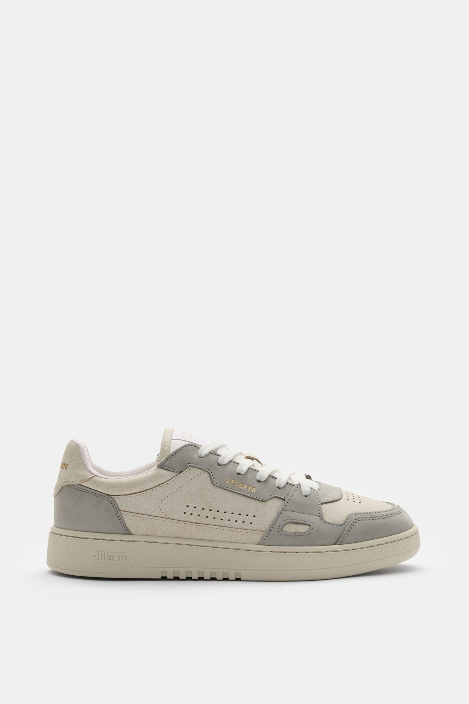 Seitenansicht des Axel Arigato Sneaker 'Dice Lo' beige/hellgrau aus hochwertigem Glattleder, Nubukleder-Overlays, runder Vorderkappe mit Perforationen, Sechs-Loch-Schnürung, Lasche mit Weblabel, goldfarbener Label-Prägung, gepolstertem Schaftrand, Innenfu