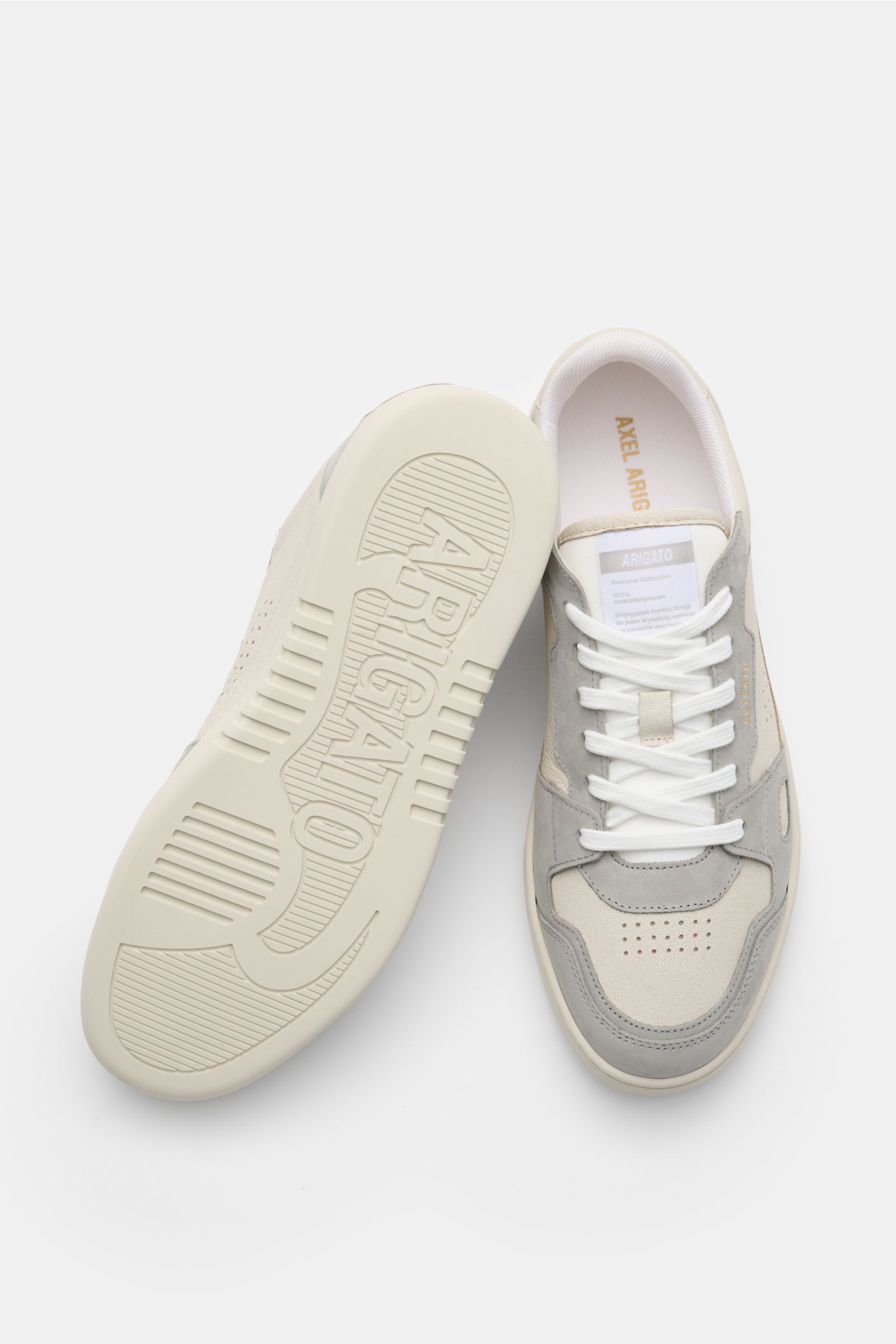 Axel Arigato Sneaker 'Dice Lo' beige/hellgrau, von oben und Sohle gezeigt, Glattleder, Nubuk-Overlays, perforierte Kappe, 6-Loch-Schnürung, gepolstert.