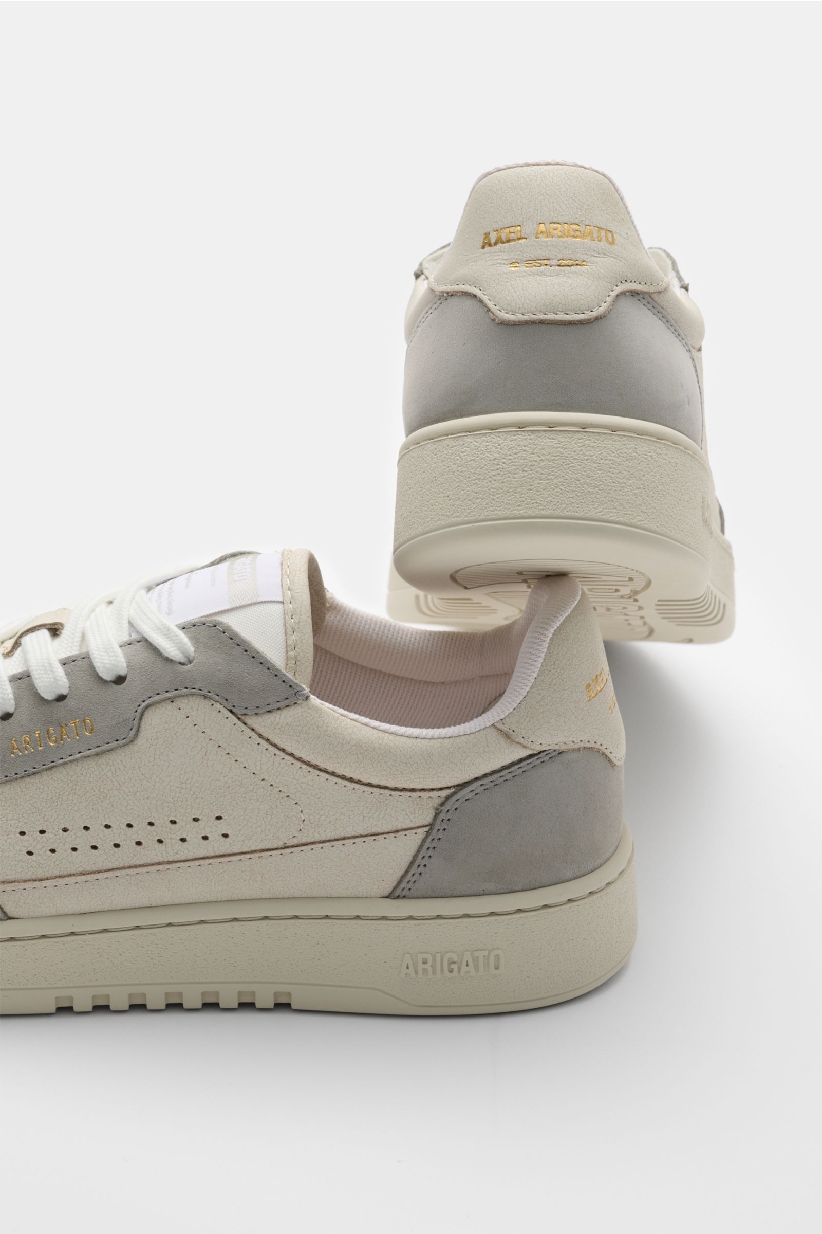 Axel Arigato Sneaker 'Dice Lo' beige/hellgrau aus hochwertigem Glattleder, Nubuk-Overlays, sechs-Loch-Schnürung, perforierte Vorderkappe, goldfarbene Label-Prägung, gepolsterter Schaftrand, recyceltes Mesh-Innenfutter, gepolstertes Fußbett, flexible Gummi