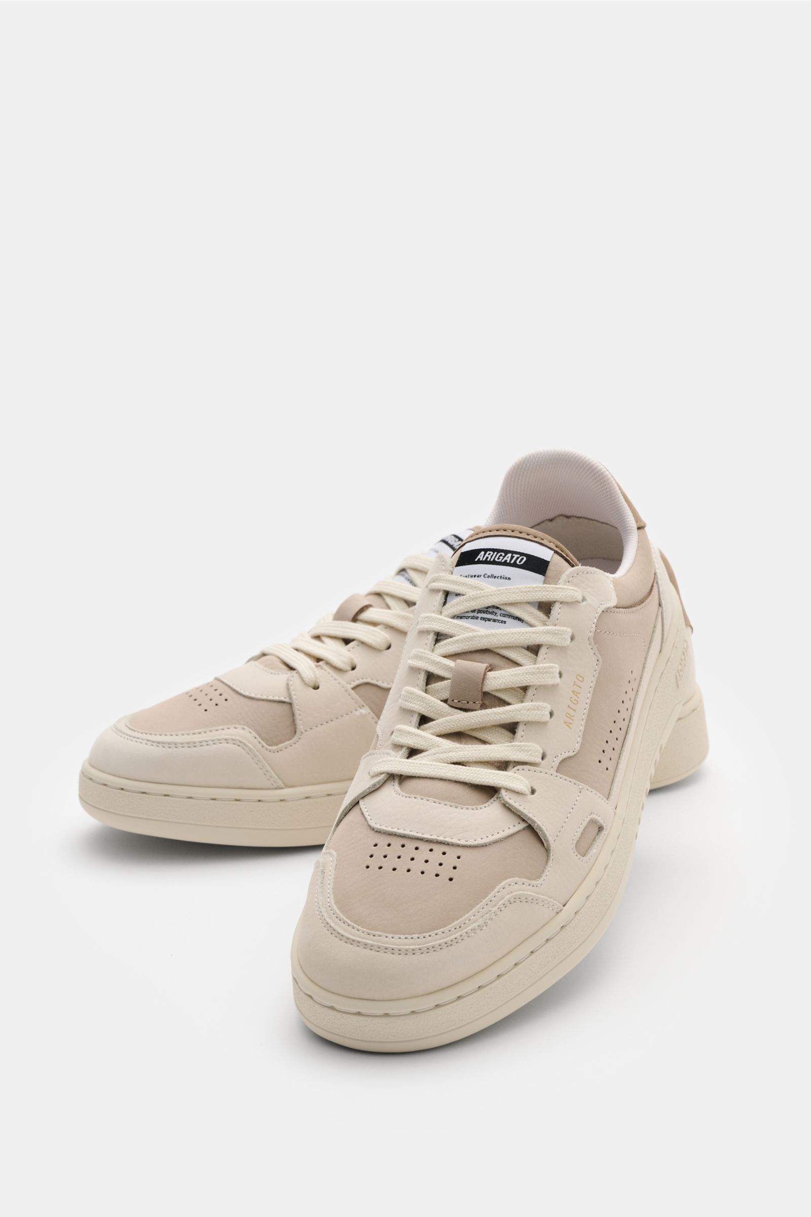 Axel Arigato Sneaker 'Dice Lo' taupe/creme shown from front-side angle, featuring hochwertiges Nubukleder, Overlays aus Glattleder, runde Vorderkappe mit Perforierungen, Sechs-Loch-Schnürung, Lasche mit Weblabel, goldfarbene Label-Prägung, gepolsterter Sc