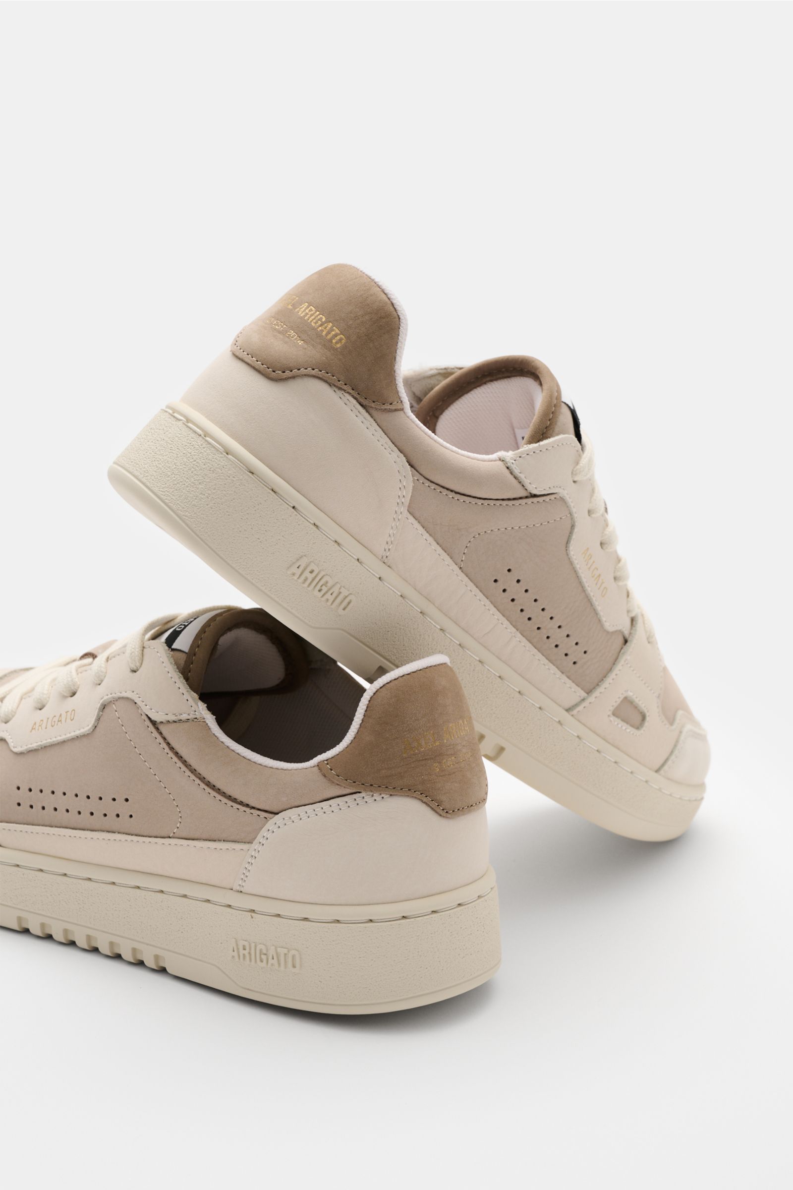 Axel Arigato Sneaker 'Dice Lo' taupe/creme shown from a rear-side angle, featuring hochwertiges Nubukleder, Overlays aus Glattleder, runde Vorderkappe mit Perforierungen, Sechs-Loch-Schnürung, Lasche mit Weblabel, goldfarbene Label-Prägung, gepolsterter S