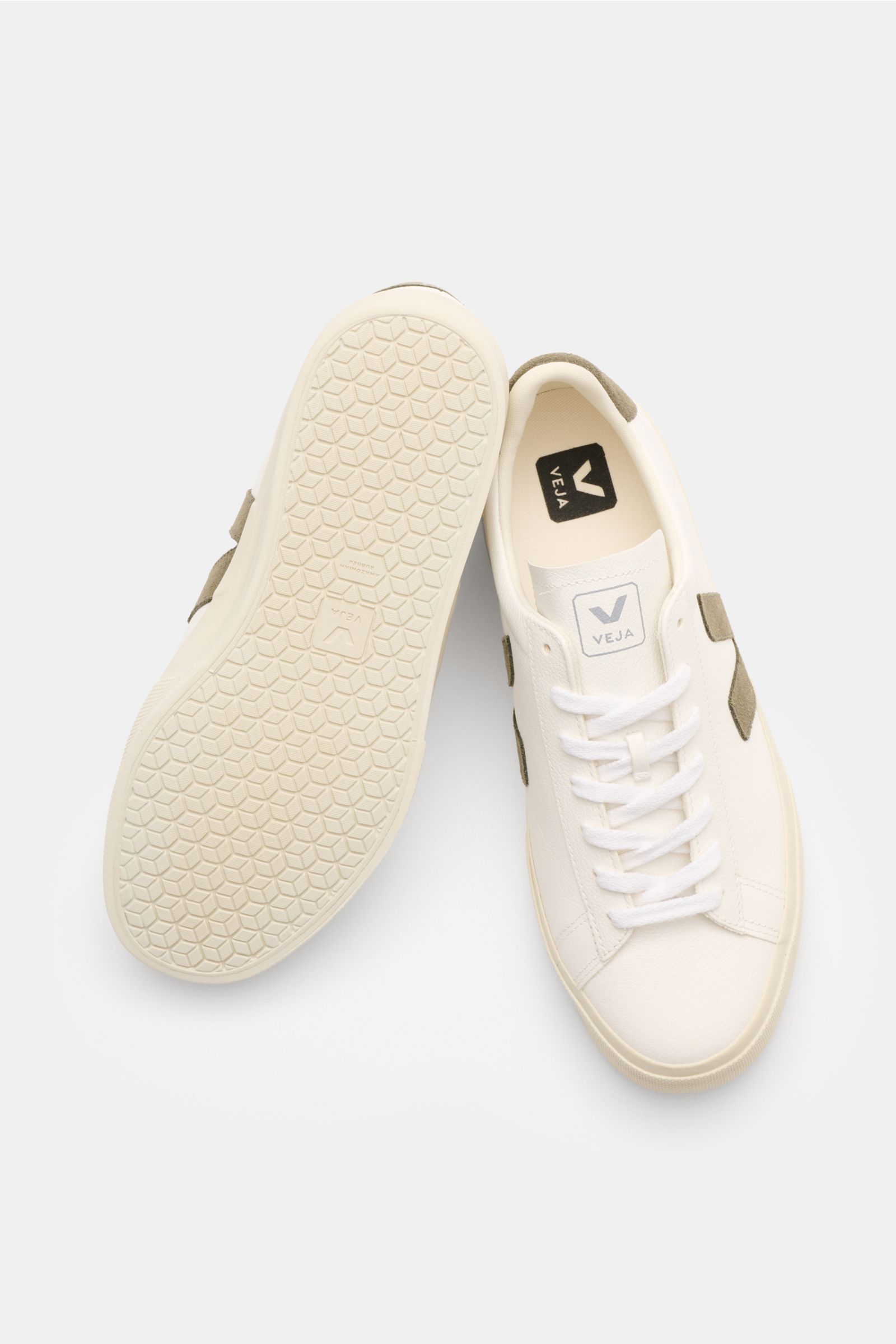 Veja Sneaker 'Campo' weiß/graugrün shown from above with one shoe sole up, featuring fine grained leather, round toe, seven-eyelet lacing, V-shaped overlays, padded collar with logo, gold VEJA embossing, textile lining, and flexible rubber sole. Schritt f