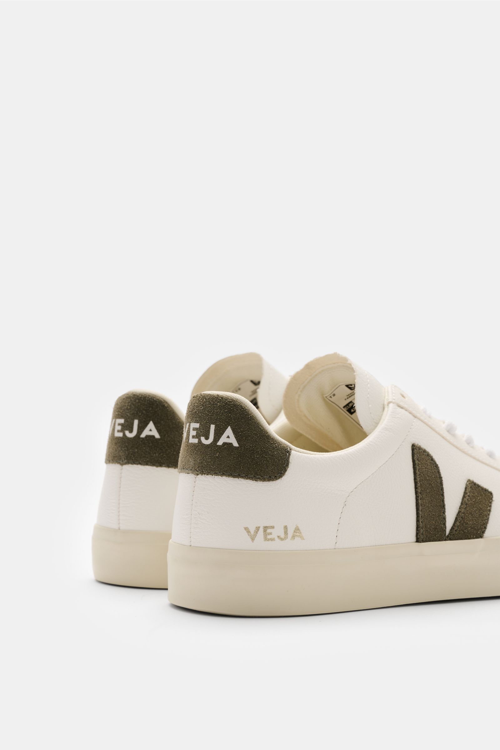 Veja Sneaker 'Campo' weiß/graugrün shown from rear-side angle, minimalist design, finely grained leather, round toe, seven-hole lacing, V-shaped overlays, padded collar with logo, gold VEJA embossing, textile lining, flexible rubber sole, sustainable Fren