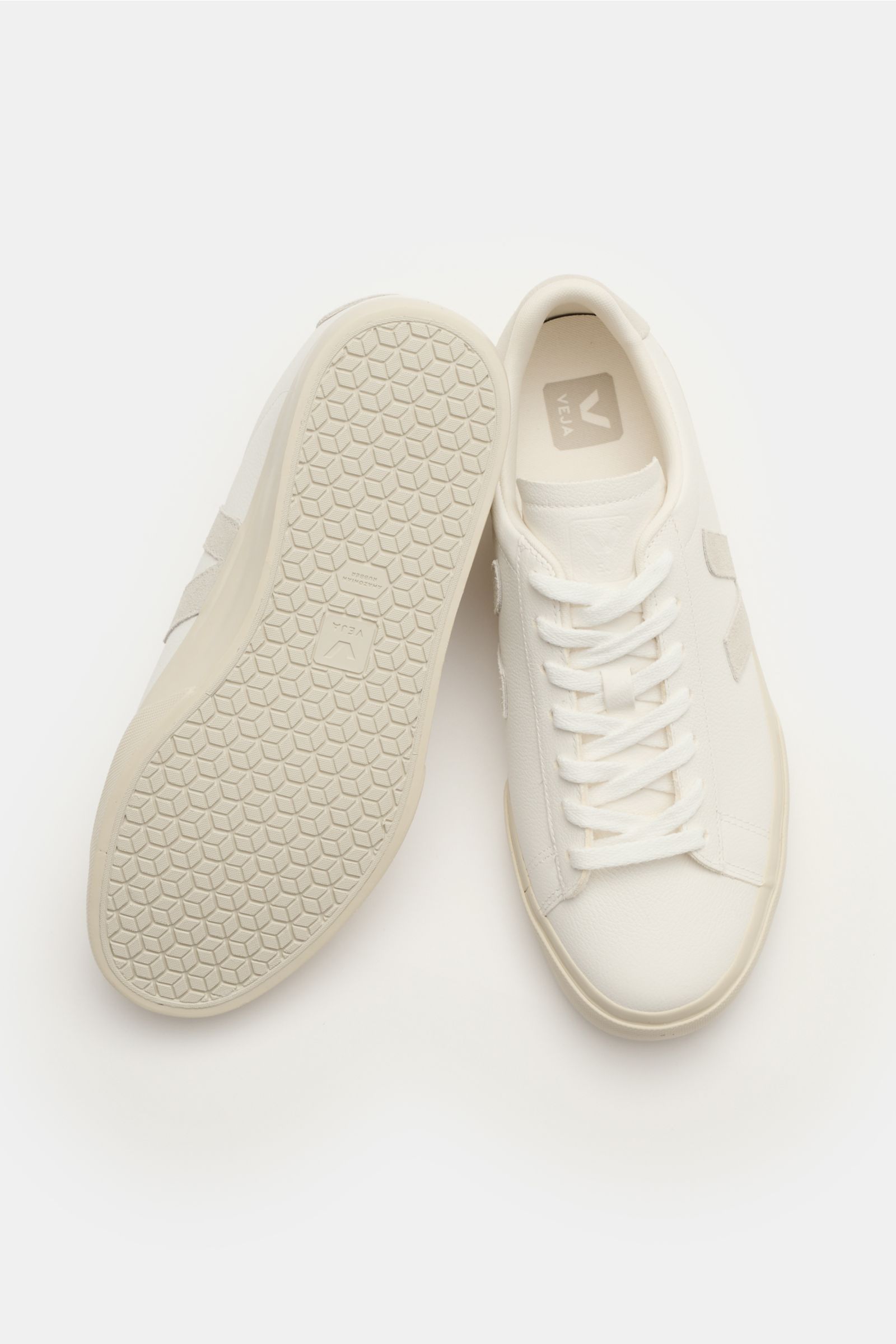 Veja Sneakers 'Campo Chromefree' white/beige shown from above, one sneaker upright and the other sole-up, featuring tanned chrome-free leather, suede overlays, round toe cap, seven-eyelet lacing, V-shaped overlay, padded topline with logo, gold VEJA embos