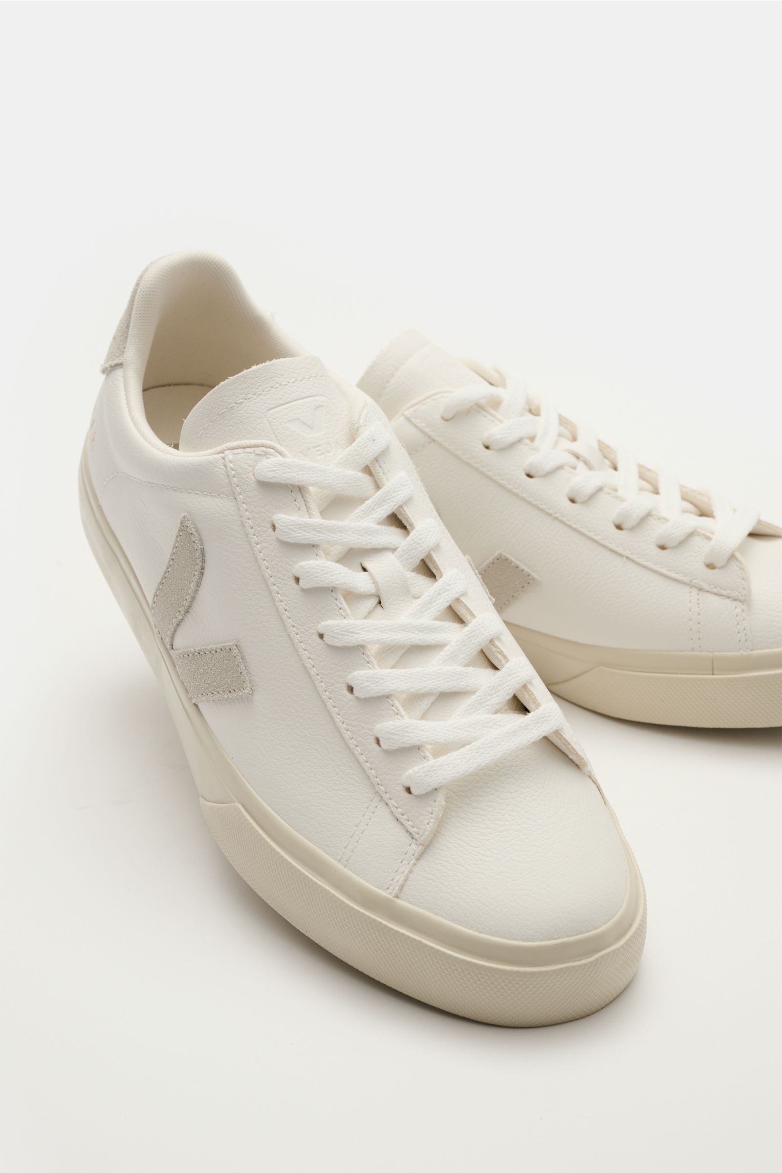 Veja Sneakers 'Campo Chromefree' white/beige shown from a high front angle, featuring chrome-free tanned cowhide, suede overlays, round toe cap, seven-eyelet lacing, V-shaped overlay, padded topline with logo, gold VEJA embossing, fabric lining, and flexi