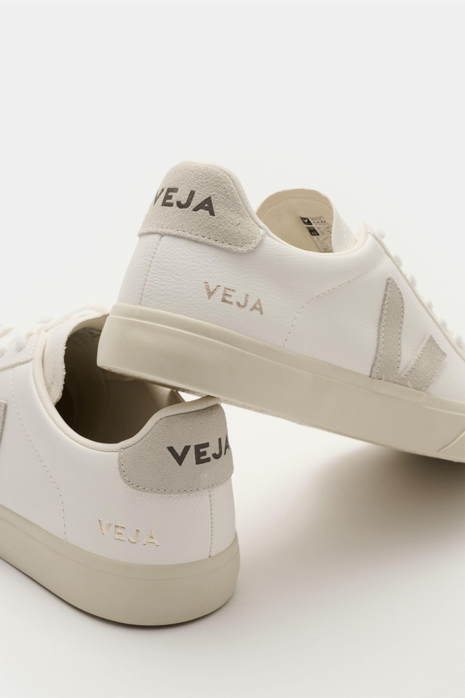 Rear and side view of Veja Sneakers 'Campo Chromefree' white/beige with chrome-free tanned cowhide, suede overlays, and logo details.

Description: The sneakers 'Campo Chromefree' by VEJA are made of chrome-free tanned cowhide. Chrome-free tanning is an i