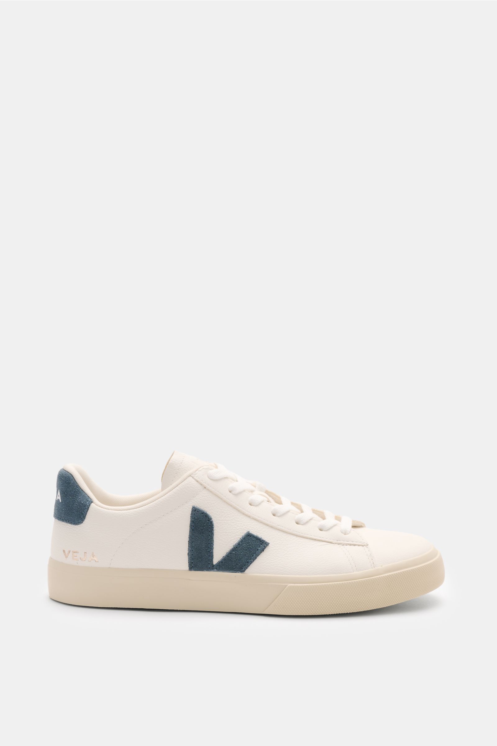 Veja Sneaker 'Campo Leather' offwhite/graublau, Seitenansicht, markant genarbtes Leder, Veloursleder-Overlays, gepolsterter Schaftrand, flexible Kautschuksohle, sieben-Loch-Schnürung, faire nachhaltige Produktion.