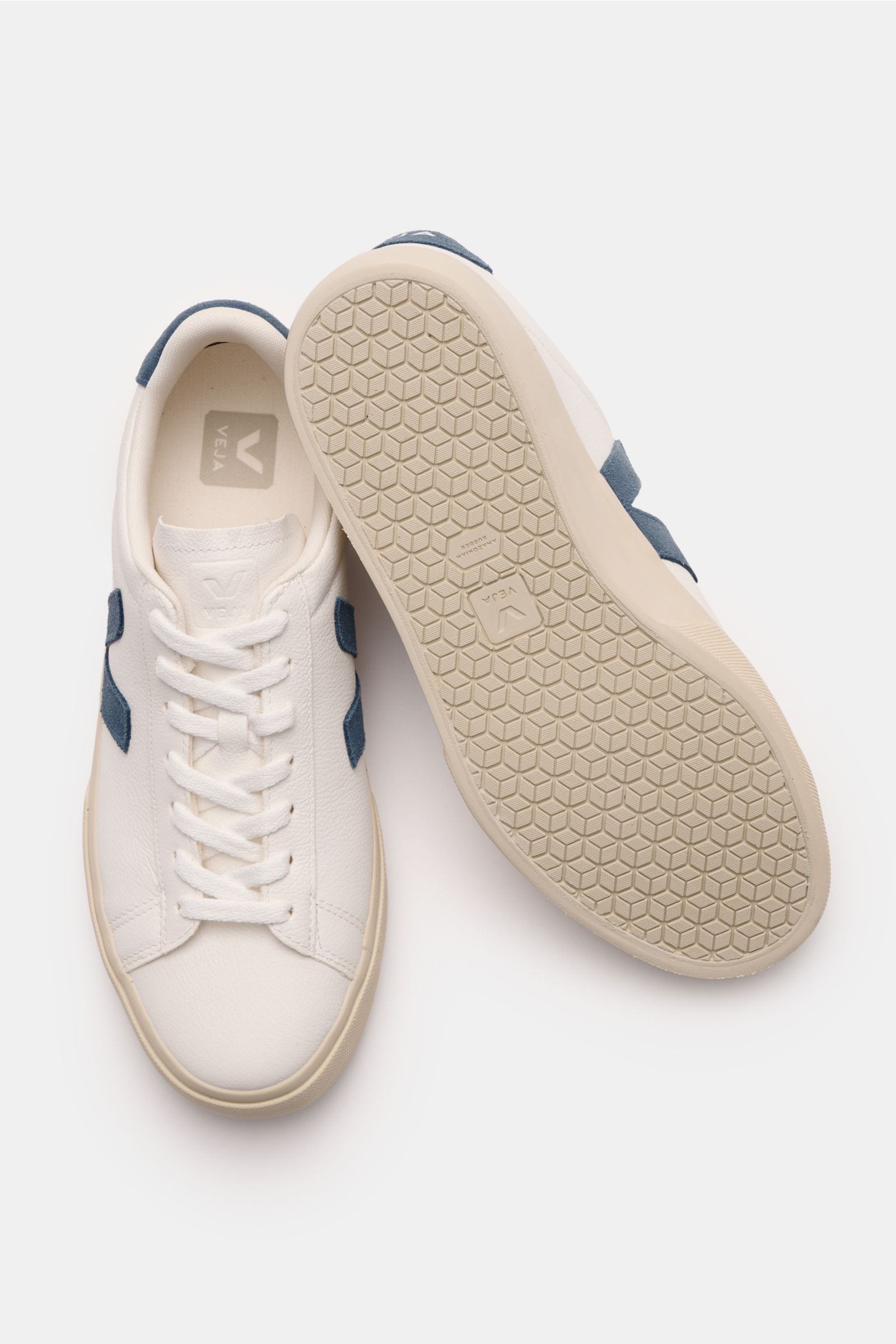 Veja Sneaker 'Campo Leather' offwhite/graublau von oben fotografiert, zeigt chromfreies Rindsleder, Velours-Overlays, Kautschuksohle.