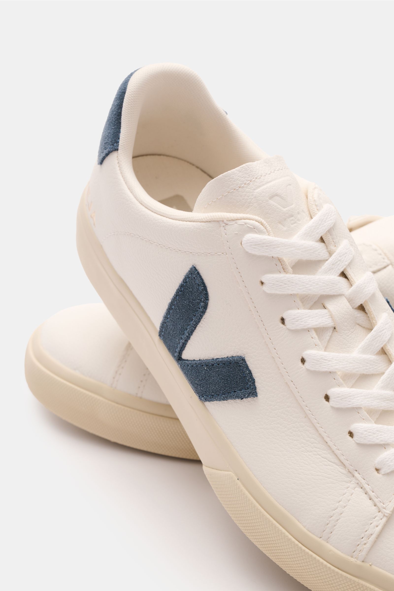 Veja Sneaker 'Campo Leather' offwhite/graublau von schräg oben, markant genarbtes Leder, Velours-Overlays, gepolsterter Schaftrand, sieben-Loch-Schnürung, flexible Kautschuksohle, nachhaltiges Rindsleder ohne Chrom.