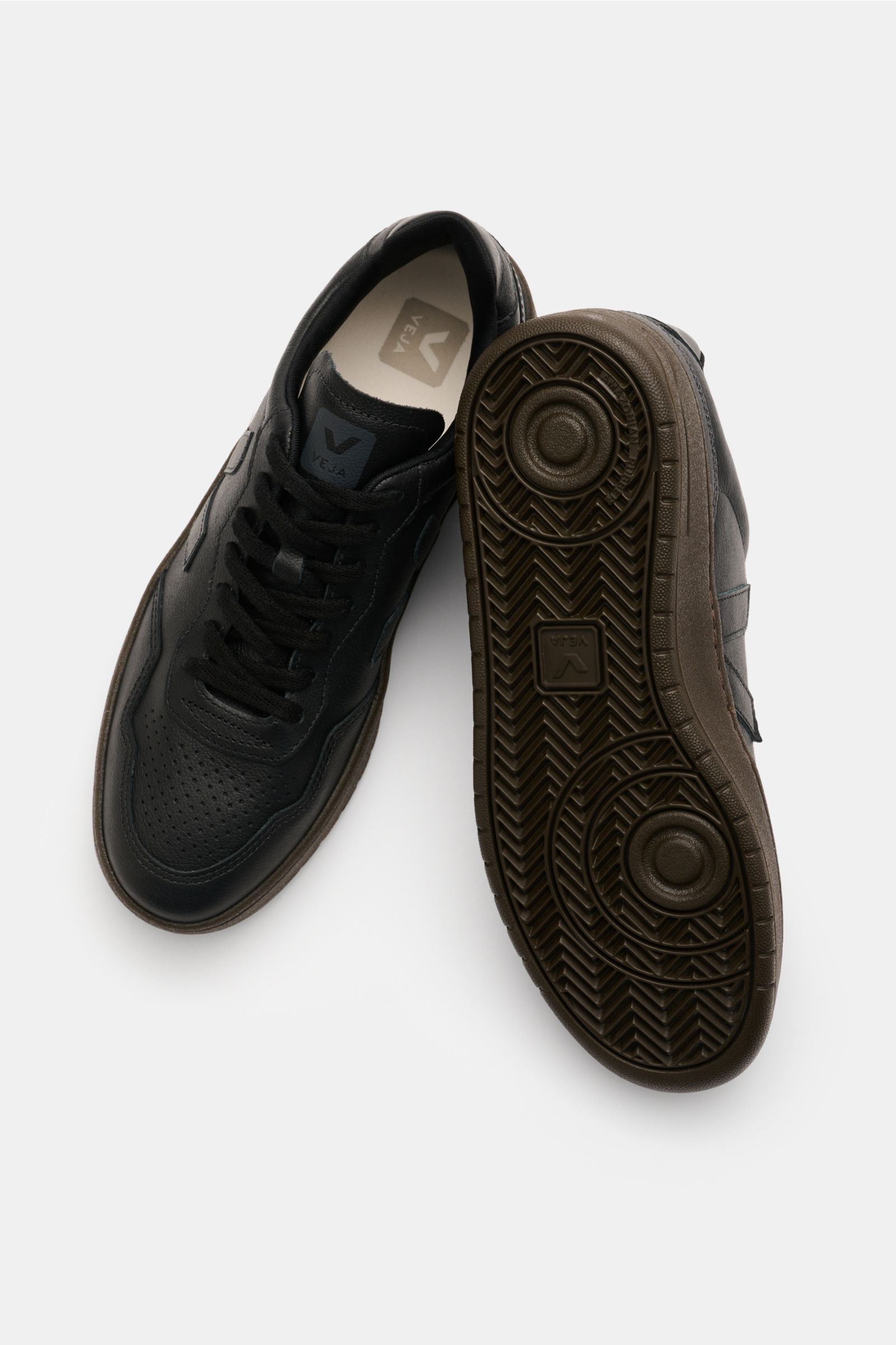 Veja Sneaker 'V-90 O.T. Leather' offwhite/hellgrau/graublau shown from top and sole view, featuring sustainable leather, round perforated toe, seven-eye lacing, padded collar with logo, tonal V-overlay, jersey lining, and recycled rubber sole. Innovative 