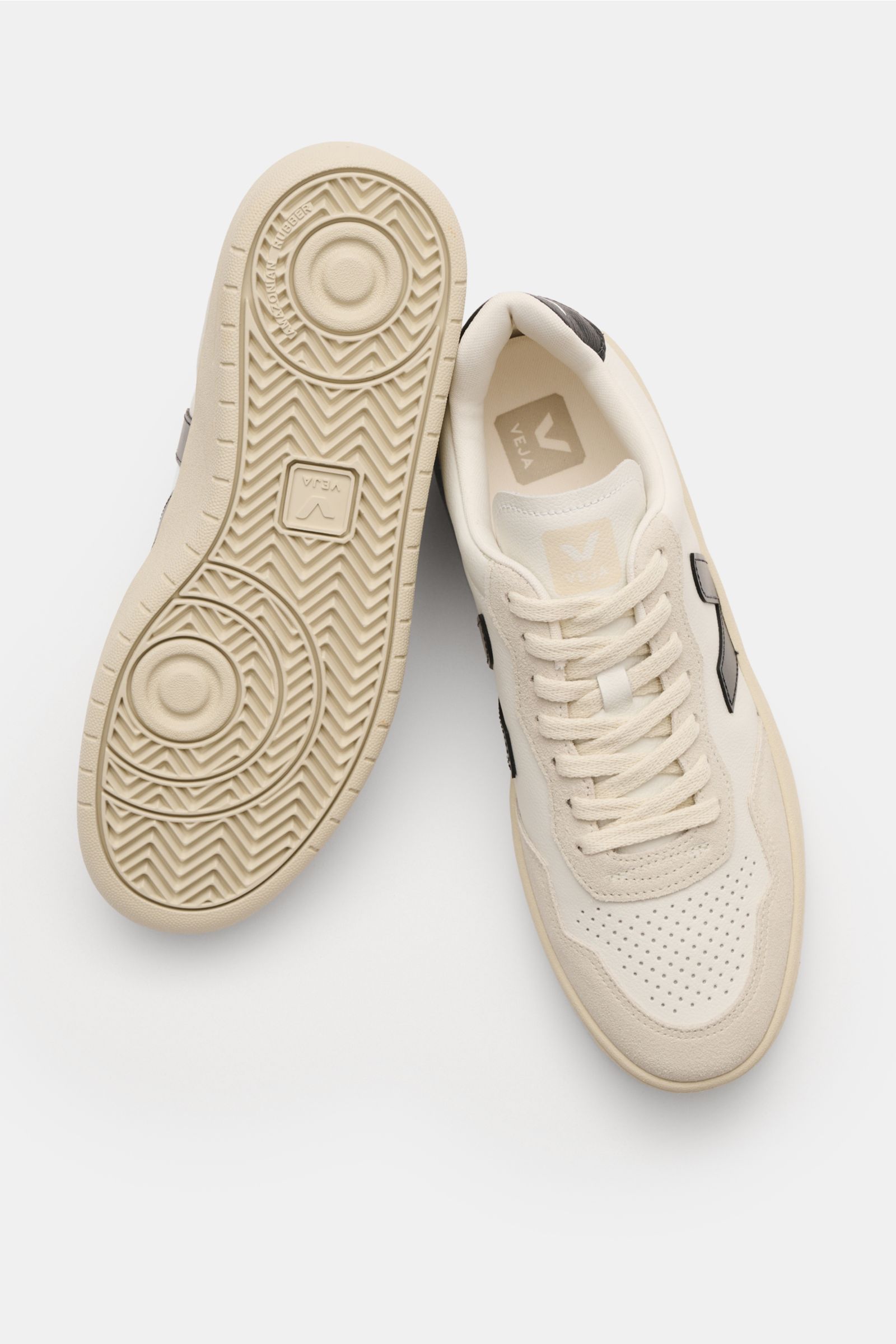 Veja Sneaker 'V-90 O.T. Leather' offwhite/schwarz shown from top and bottom views, with sustainable leather, perforated toe, and recycled rubber sole. Innovative Materialien treffen auf zeitgenössischen Streetstyle: Das Obermaterial des stylishen Sneakers