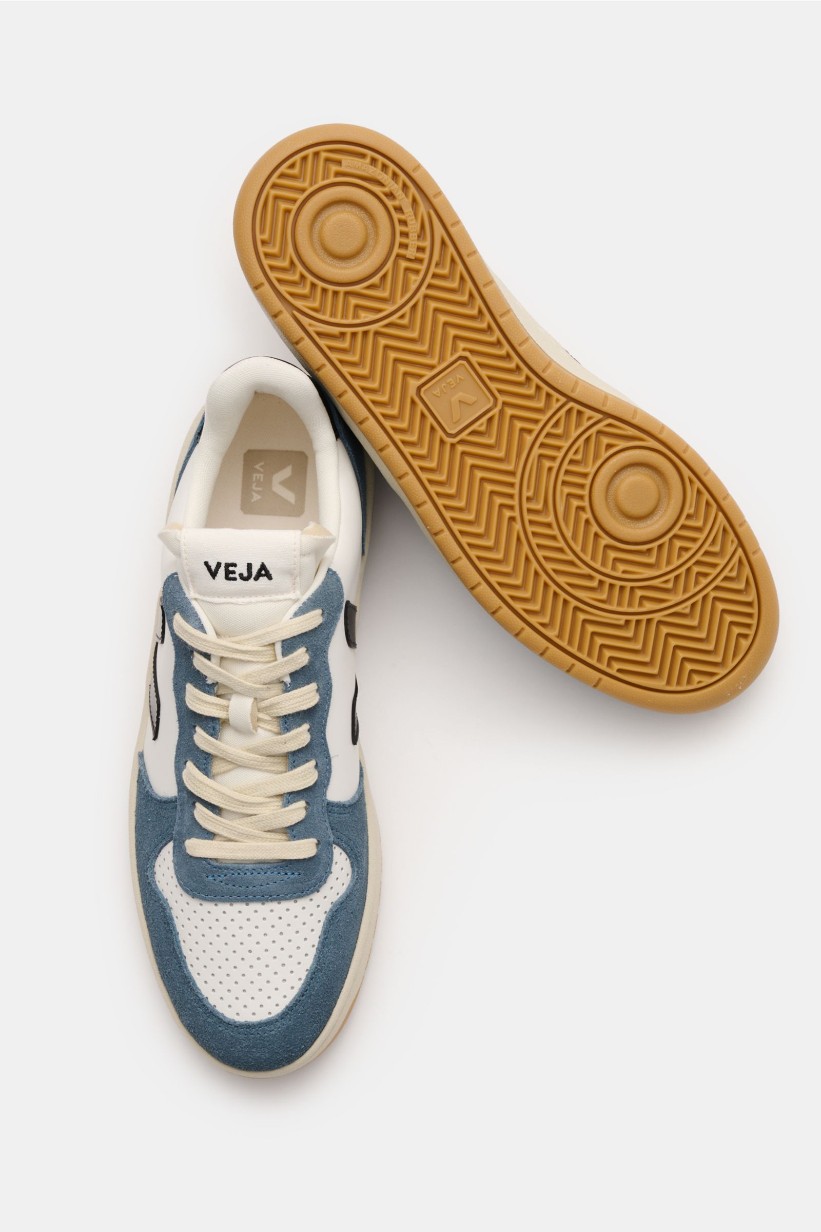 Veja Sneaker 'V-10' pastellgrün/offwhite/creme shown from top and sole view, featuring sustainable leather, perforated round toe, seven-hole lacing, padded collar with logo, web label on tongue, V-overlay, jersey lining, and recycled rubber sole. Innovati