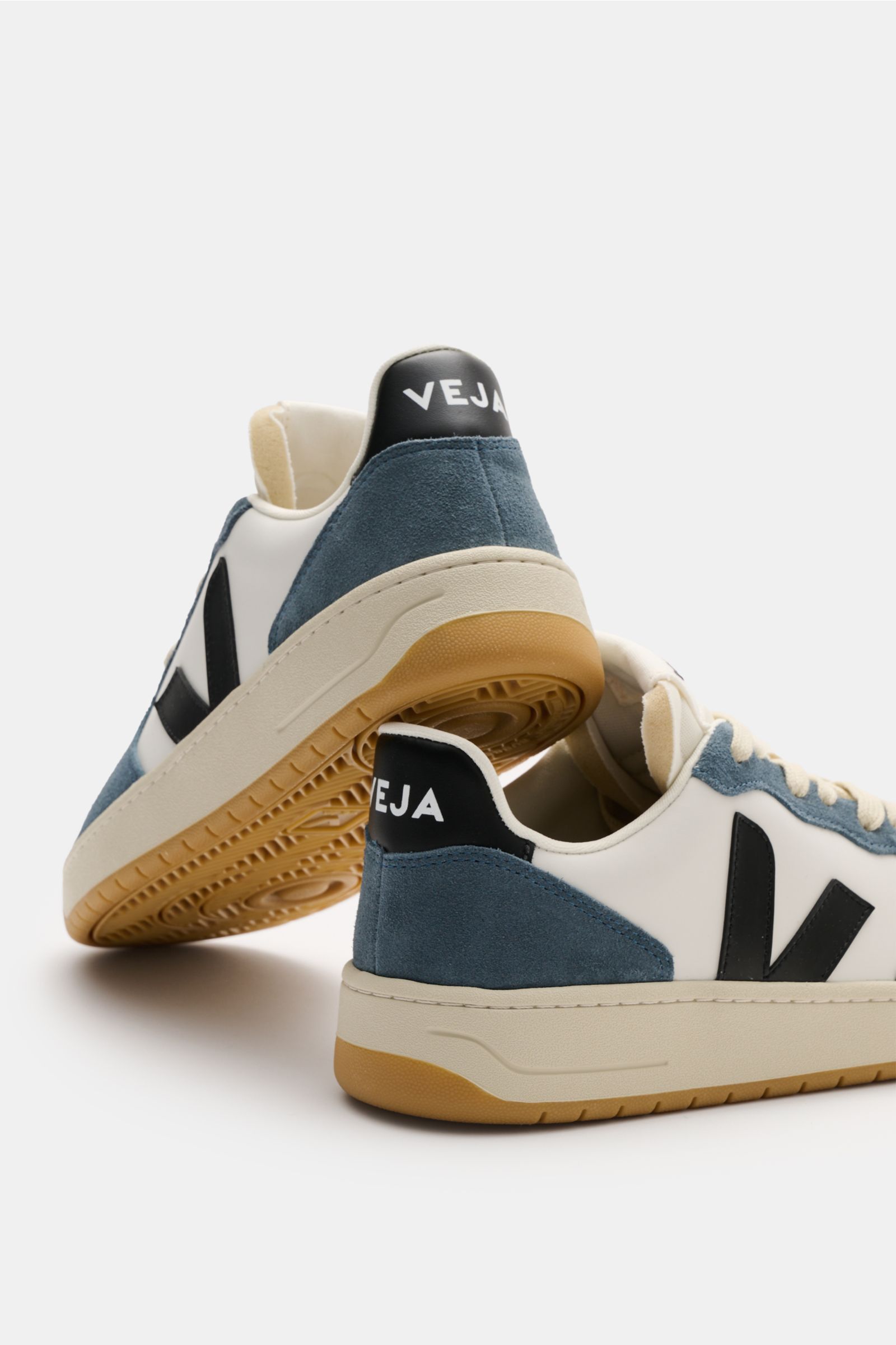 Rear and side view of Veja Sneaker 'V-10' pastellgrün/offwhite/creme with retro logo, sustainable leather, perforated toe, and recycled rubber sole.

Description: Innovative Materialien treffen auf retroesken Streetstyle: Hergestellt in Portugal unter 