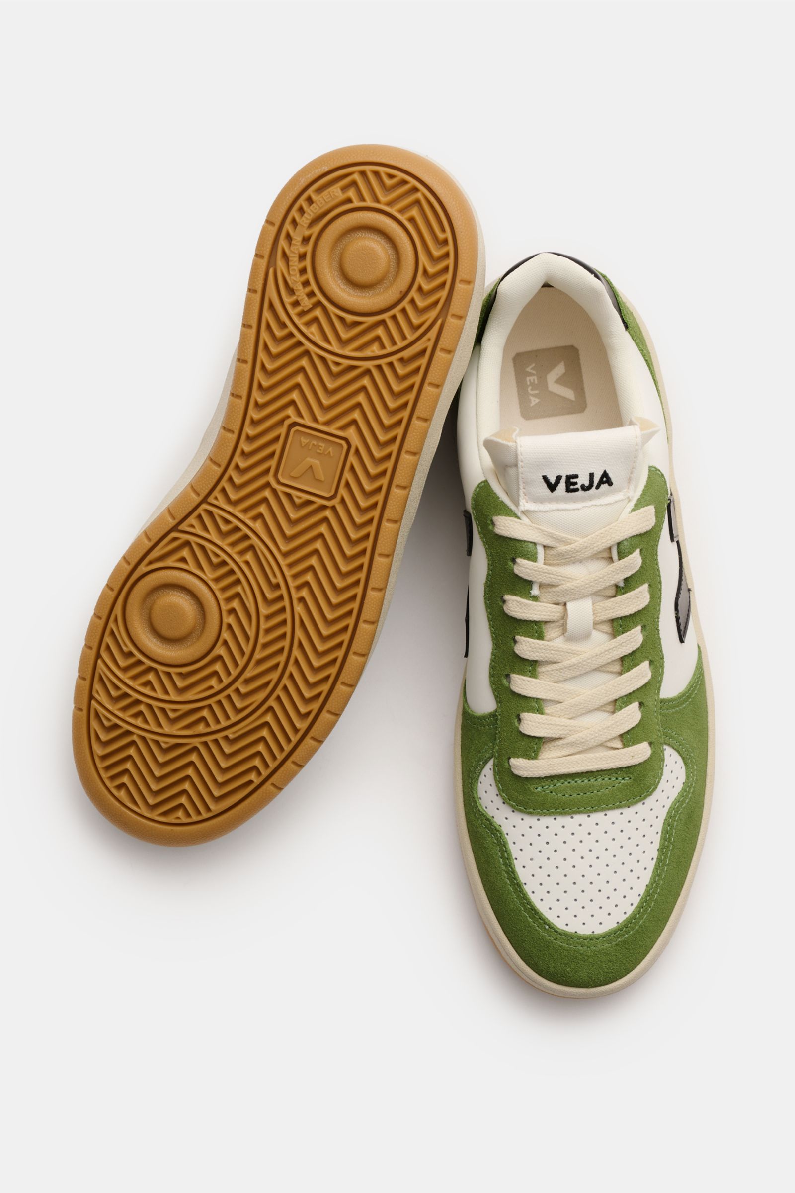 Veja Sneaker 'V-10' rauchblau/weiß/schwarz shown from top and sole view, featuring sustainable leather, perforated round toe, seven-hole lacing, padded collar with logo, web label on tongue, V-overlay, jersey lining, and recycled rubber sole. Innovative M