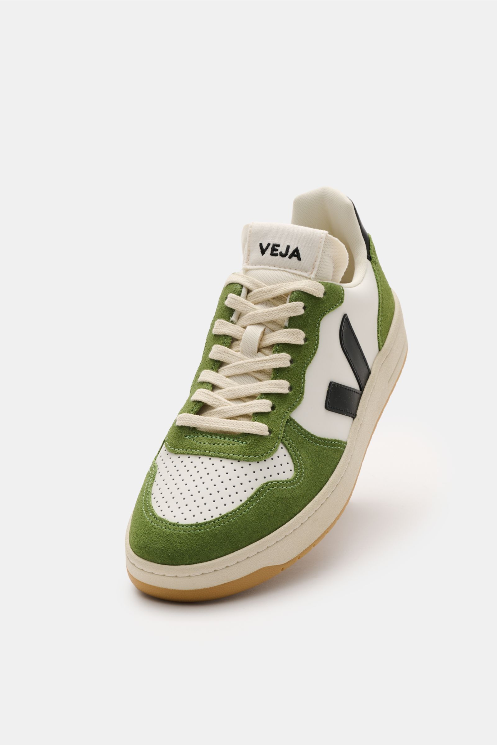 Veja Sneaker 'V-10' rauchblau/weiß/schwarz shown from a front-side angle, featuring sustainable leather, perforated round toe, seven-hole lacing, padded collar with logo, web label on tongue, characteristic V-overlay, jersey lining, and recycled rubber so