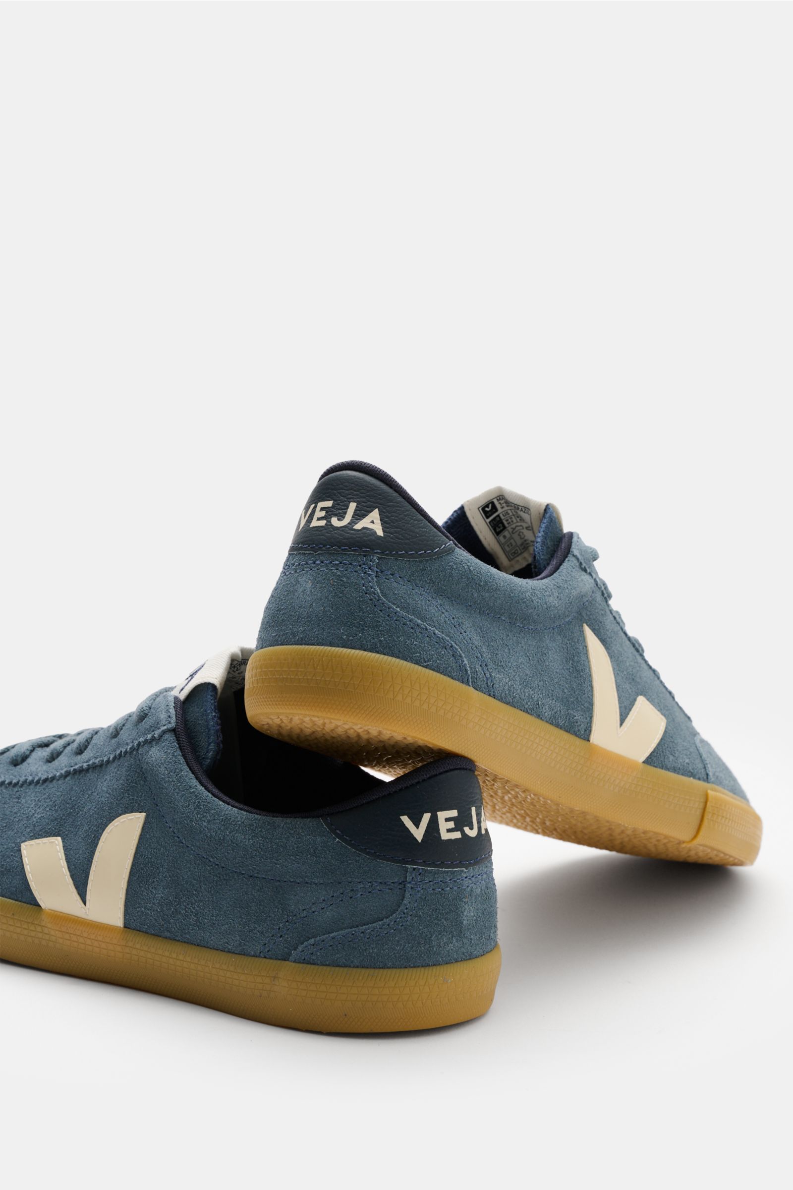 Blue suede Veja Sneaker 'Volley O.T. Leather' weiß/rot/beige shown from the rear and side, featuring organic leather, V-overlay, broguing, six-hole lacing, padded collar, logo details, textile lining, and gum sole.
