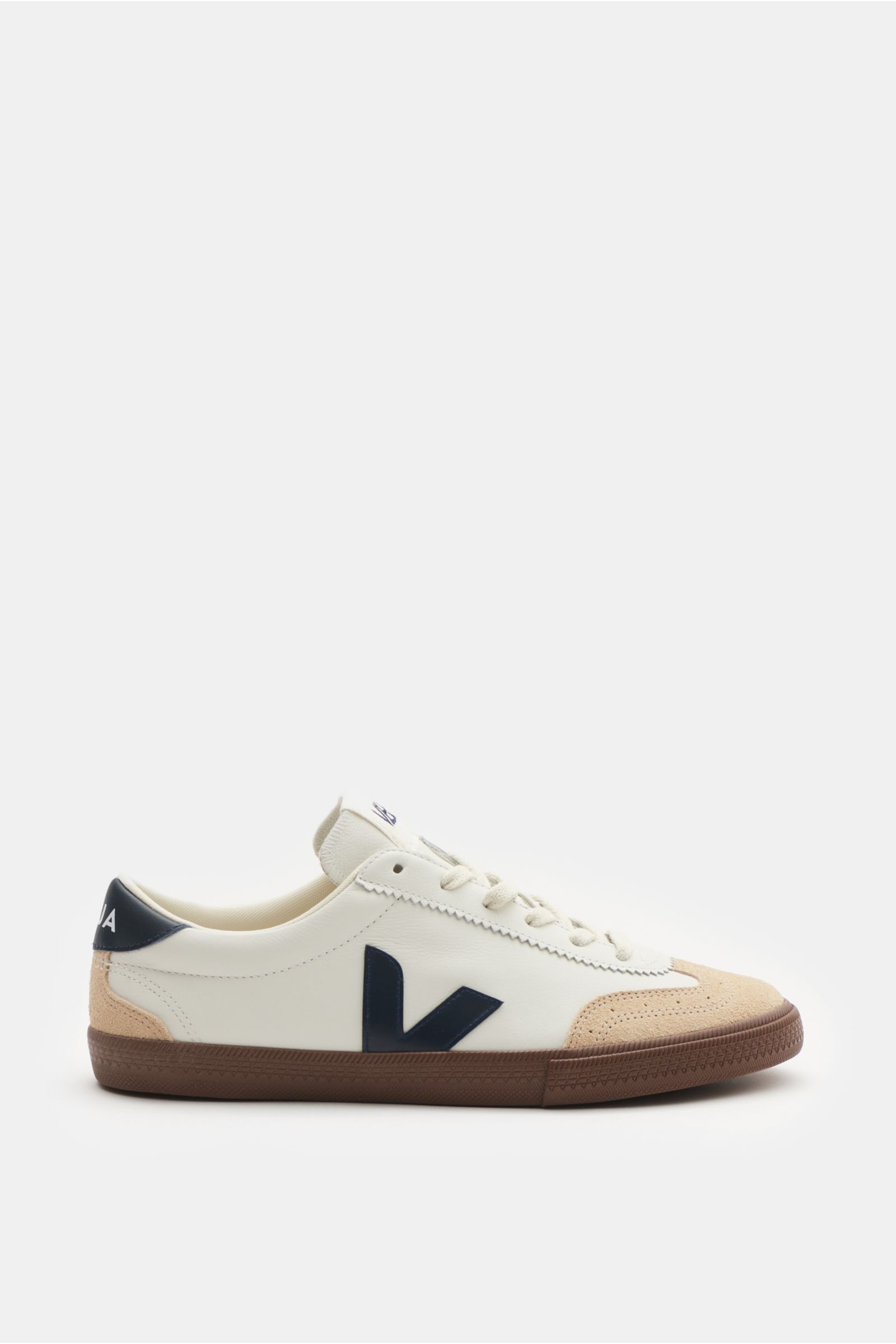 Veja Sneaker 'Volley O.T. Leather' weiß/navy/beige, seitlich fotografiert, fein genarbtes Organic Traced Leder, runde Kappe, Recycling-Gummisohle.