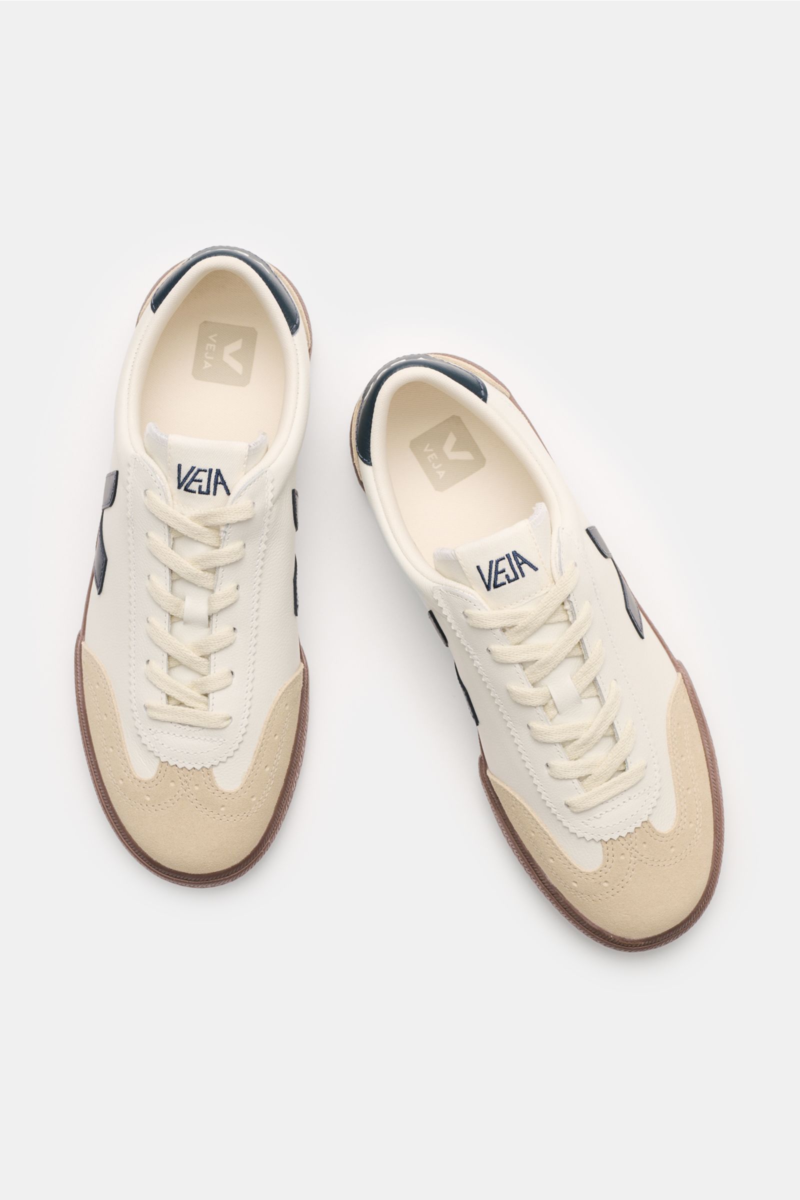 Veja Sneaker 'Volley O.T. Leather' weiß/navy/beige, von oben fotografiert, fein genarbtes Leder, runde Kappe, Gummisohle mit Recycling-Anteil.