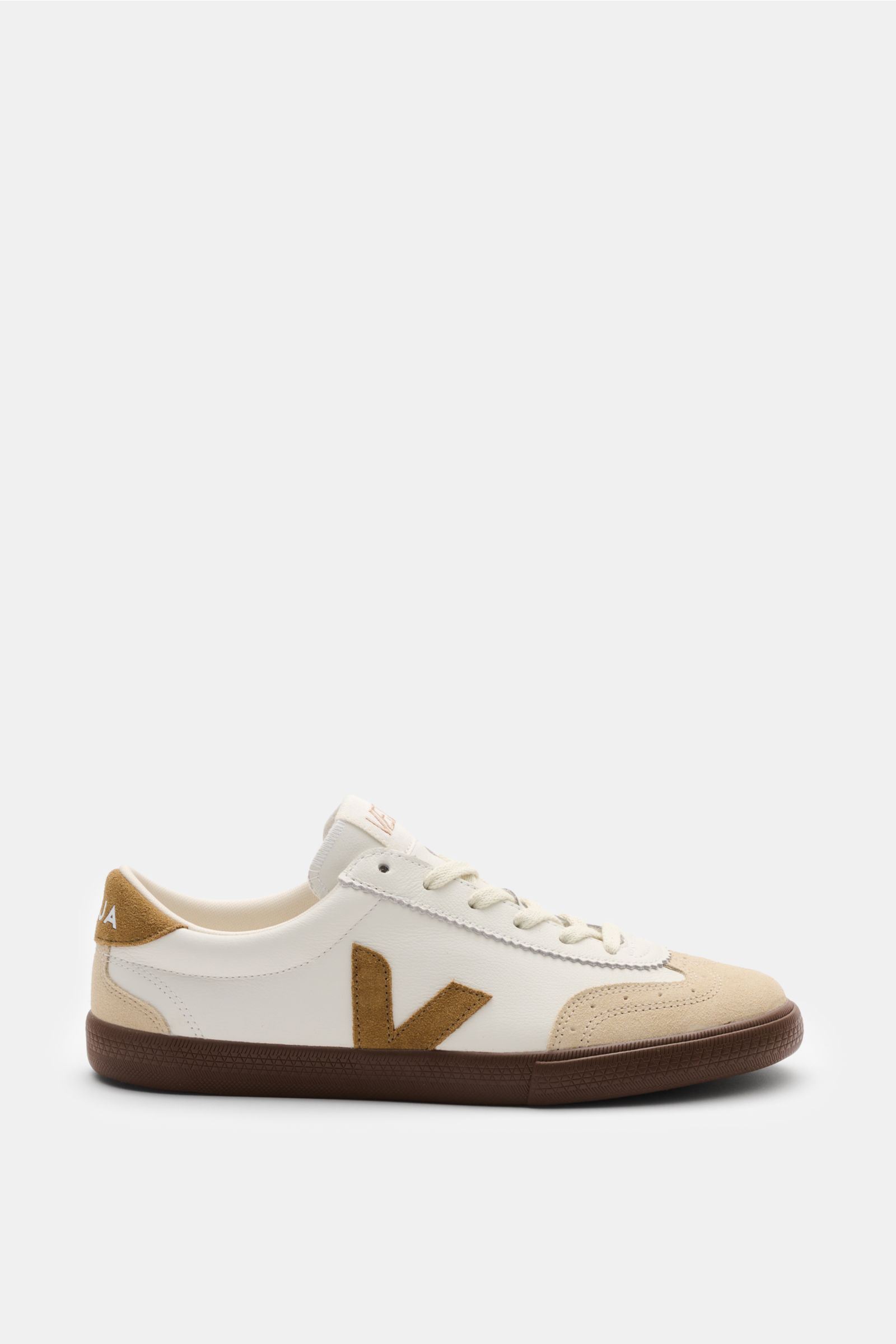 Veja Sneaker 'Volley O.T. Leather' weiß/camel/beige shown from side view, featuring smooth organic leather, suede overlays, round toe, six-eyelet lacing, V-logo, padded collar with logo, textile lining, and flexible recycled rubber sole.
