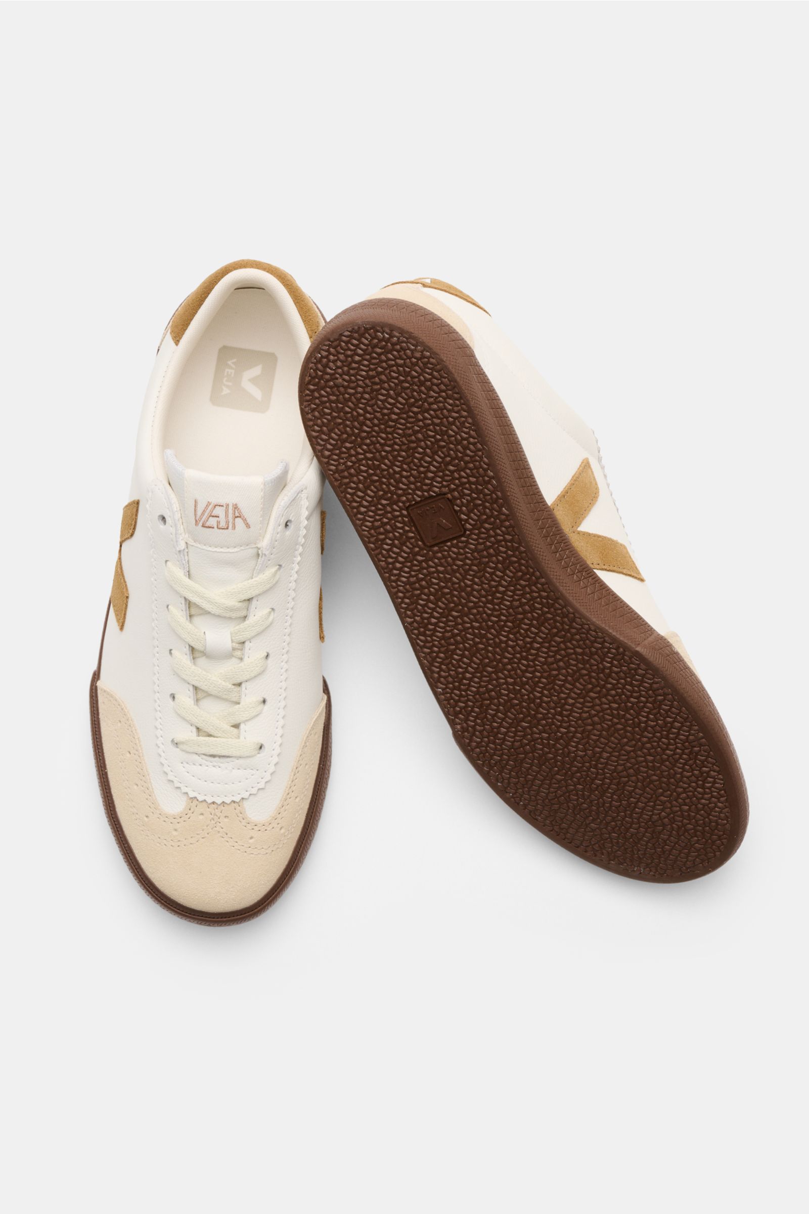 Top view of Veja Sneaker 'Volley O.T. Leather' weiß/camel/beige, showing one shoe's fine-grained organic leather upper with smooth and suede overlays, round toe, six-eyelet lacing, padded collar with logo, textile lining inside, and the flexible brown rub