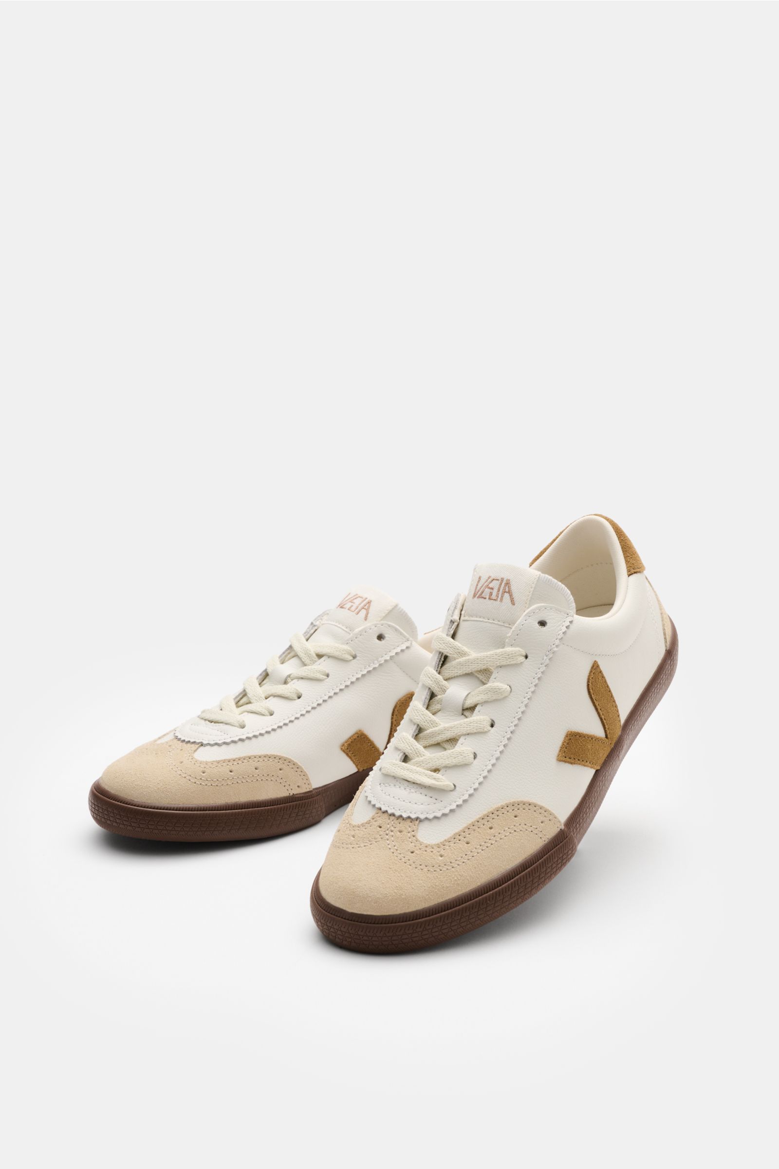Veja Sneaker 'Volley O.T. Leather' weiß/camel/beige shown from front side angle, made of smooth Organic Traced leather with overlays, round toe, six-eye lacing, V-Overlay, padded collar with logo, logo patch on tongue, textile lining, and flexible recycle