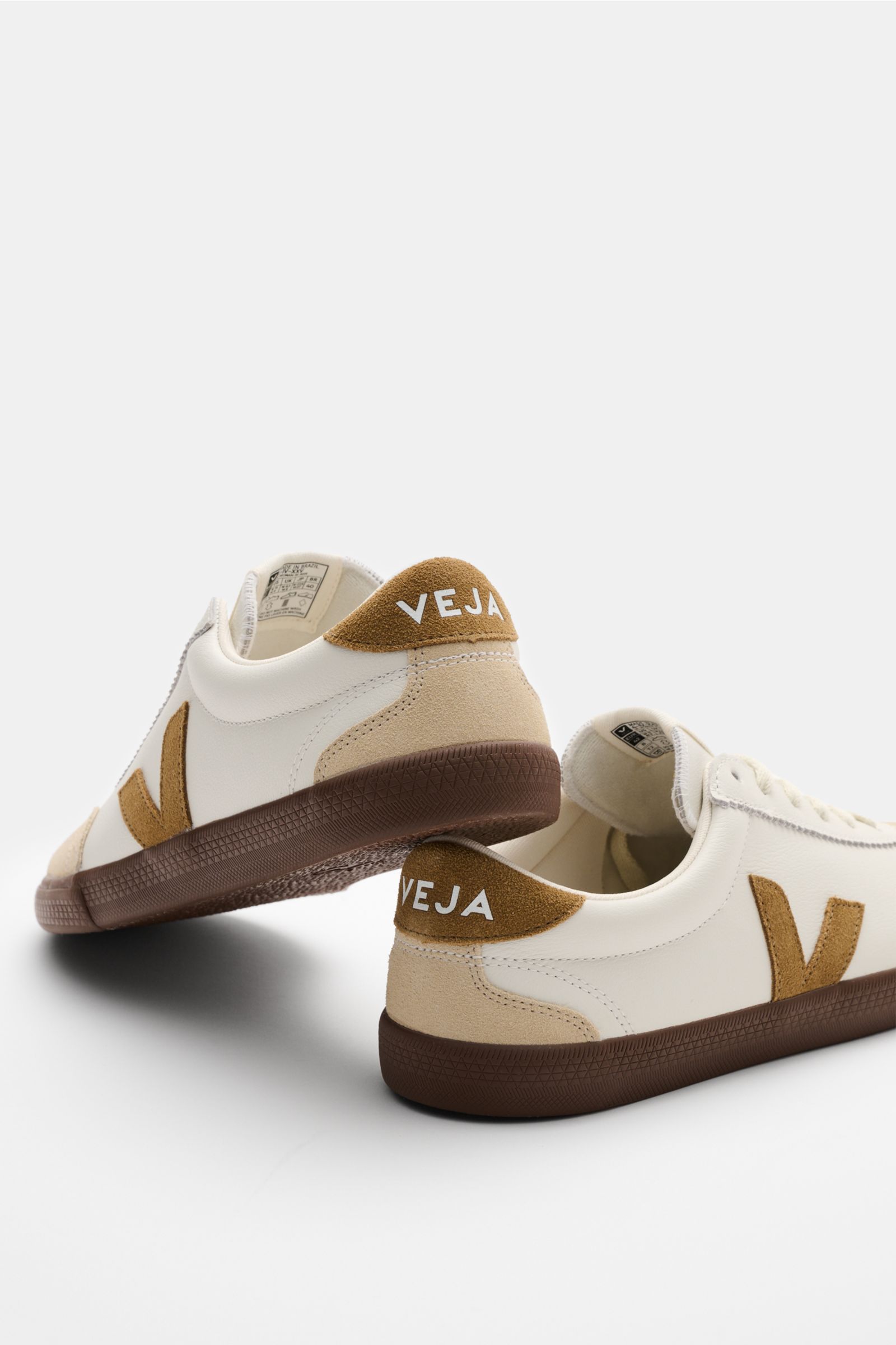 Veja Sneaker 'Volley O.T. Leather' weiß/camel/beige shown from rear side angle, made of smooth Organic Traced leather with suede overlays, round toe, six-eyelet lacing, V side overlay, padded collar and logo, textile lining, and flexible recycled rubber s