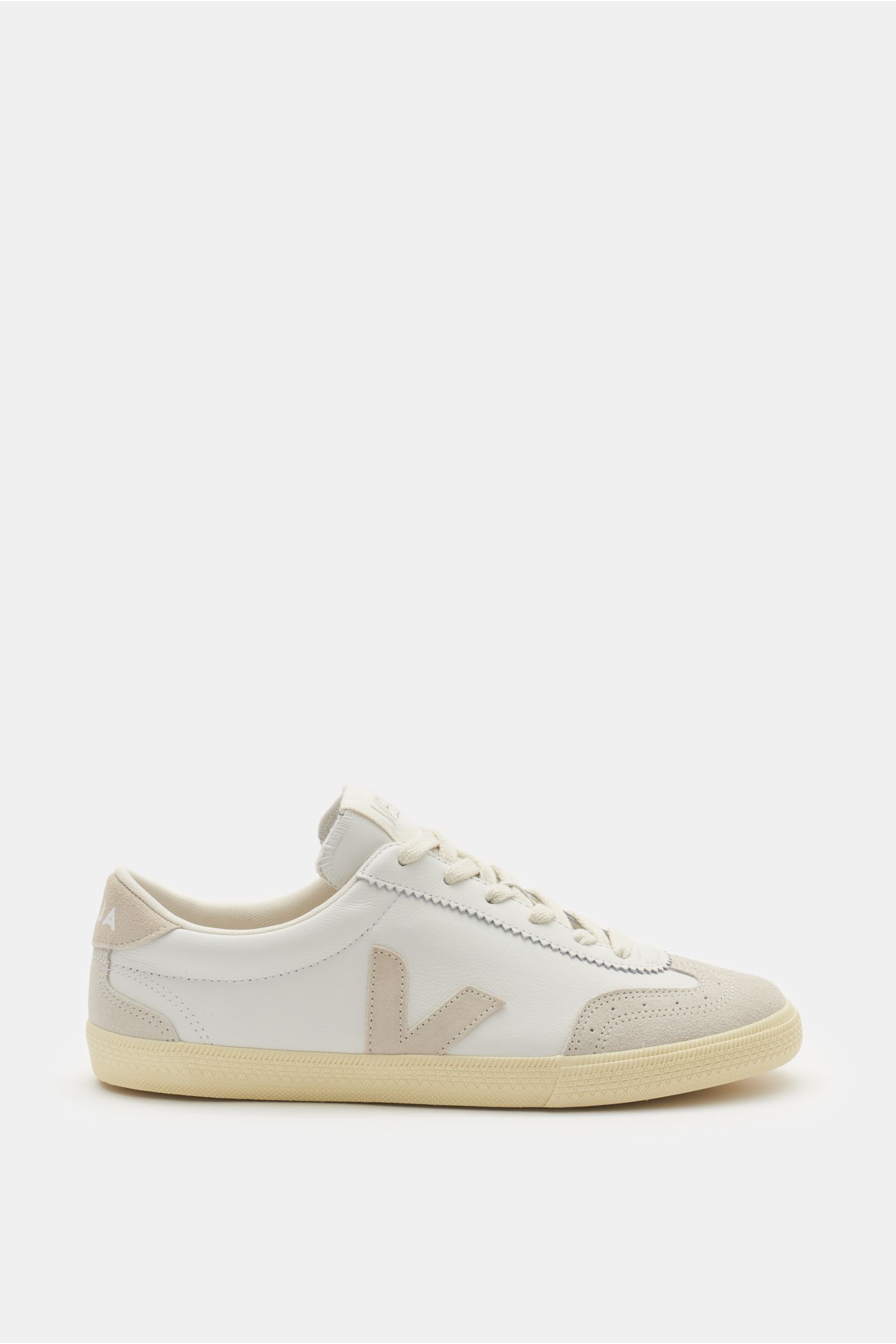 Veja Sneaker 'Volley O.T. Leather' weiß/beige shown from the side, made of smooth Organic Traced leather, suede overlays, round toe, six-eye lacing, V-overlay, padded collar with logo, textile lining, and flexible recycled rubber sole.