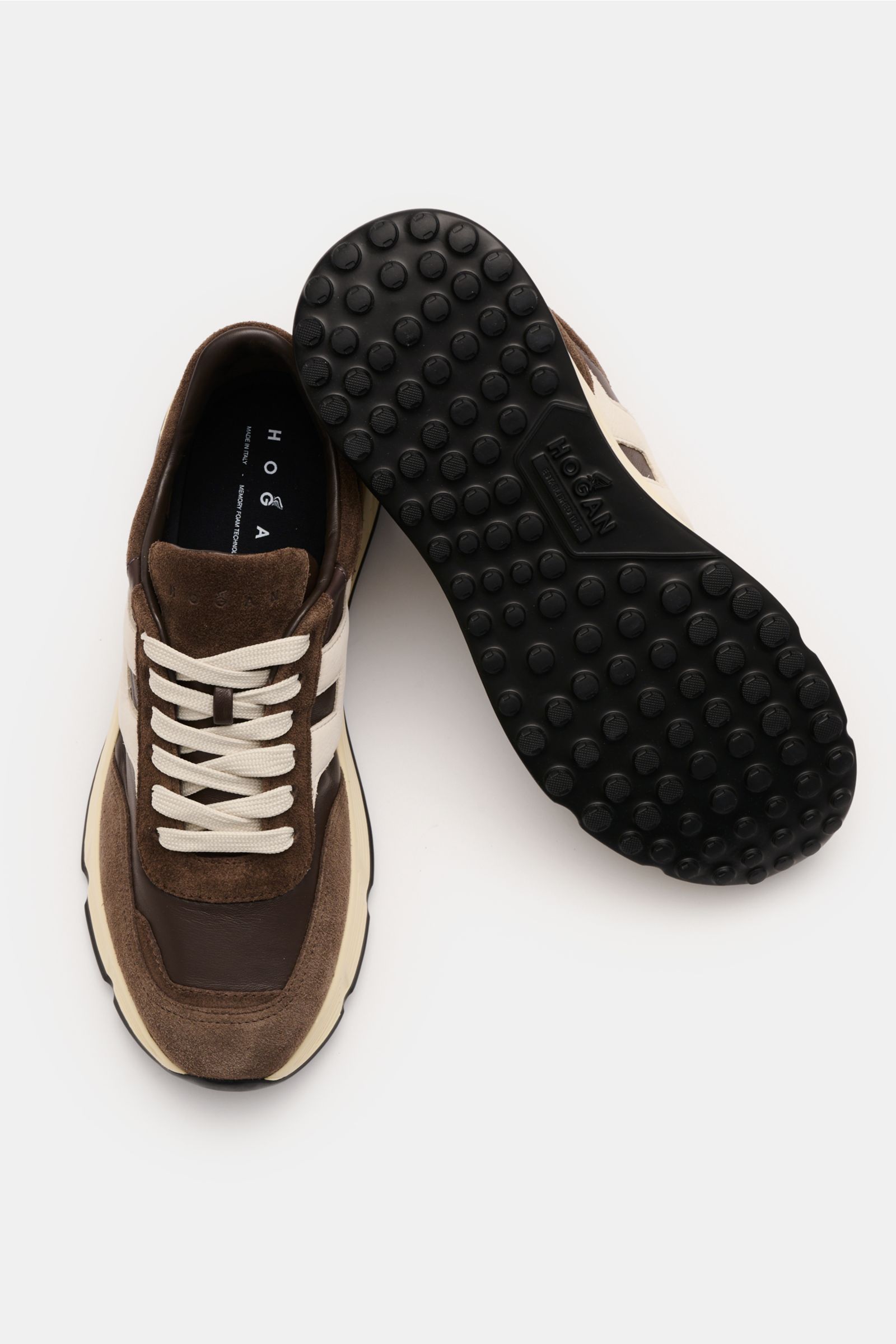 Top view of Hogan Sneaker 'Hyperlight' navy/weiß showing the front and sole. Gehen wie auf Wolken: Der Sneaker 'Hyperlight' von HOGAN vereint moderne, sportliche und urbane Elemente. Mit seiner besonders weichen Memory-Foam-Innensohle sorgt er zudem für h