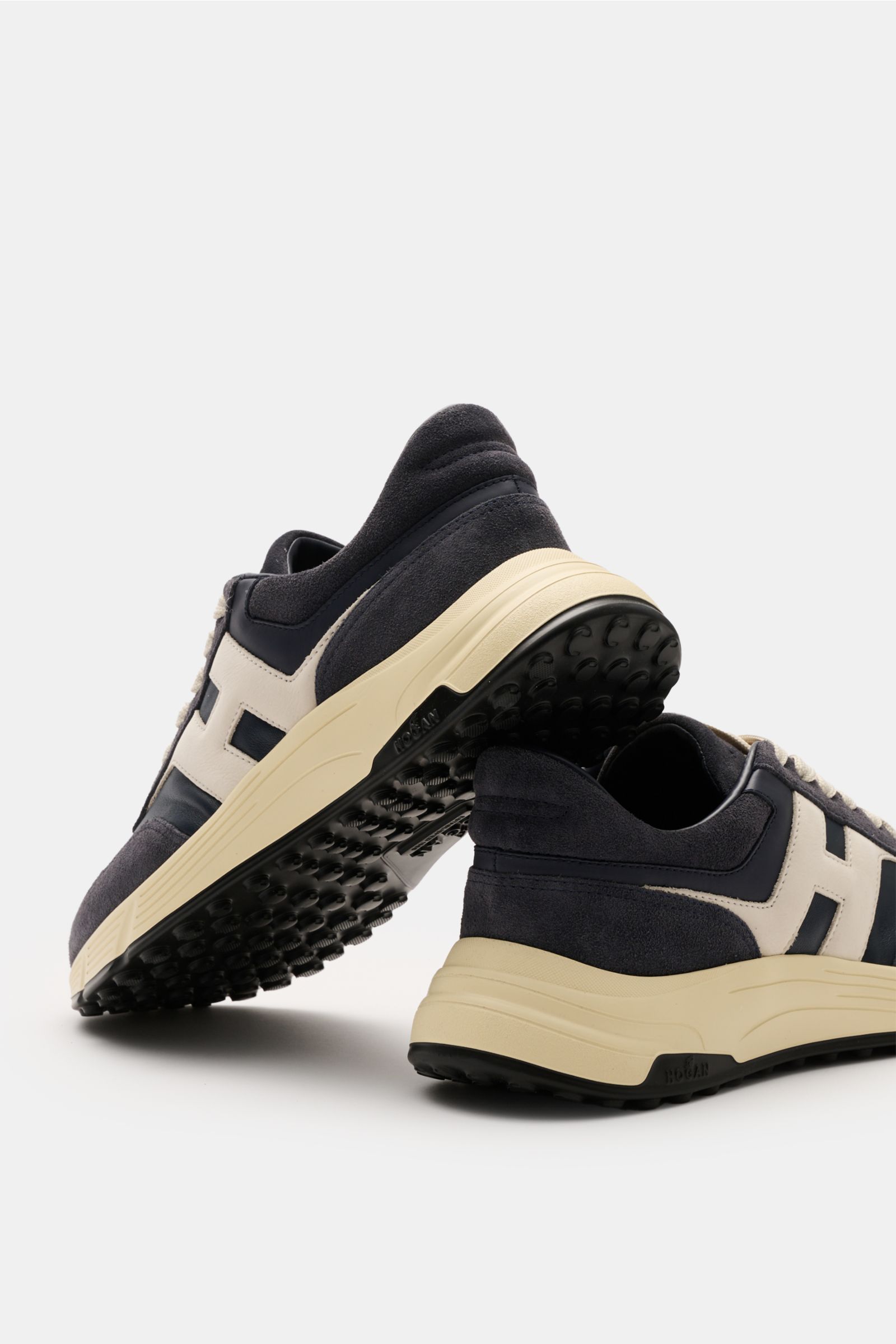 Hogan Sneaker 'Hyperlight' navy/anthrazit shown from a low rear angle, featuring edles Glattleder, contrasting overlays, round toe, 6-hole lacing, HOGAN-branded tongue, padded collar, leather and textile lining, memory foam insole, and rubber sole with st