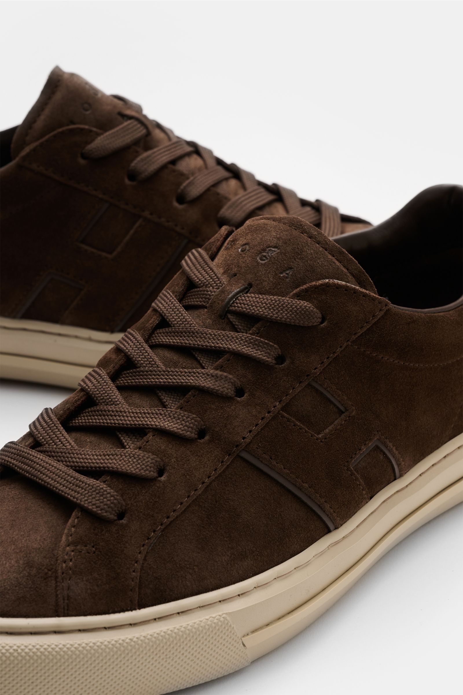 Close-up side view of Hogan Sneaker 'Cool' dunkelblau/creme featuring softes Veloursleder, aufgesetzte Flügelkappe, Sechs-Loch-Schnürung, Schuhlasche mit Logo-Print, hoher, gepolsterter Schaftrand, Markeninitial in H-Form aus Nappaleder, Innenfutter aus L