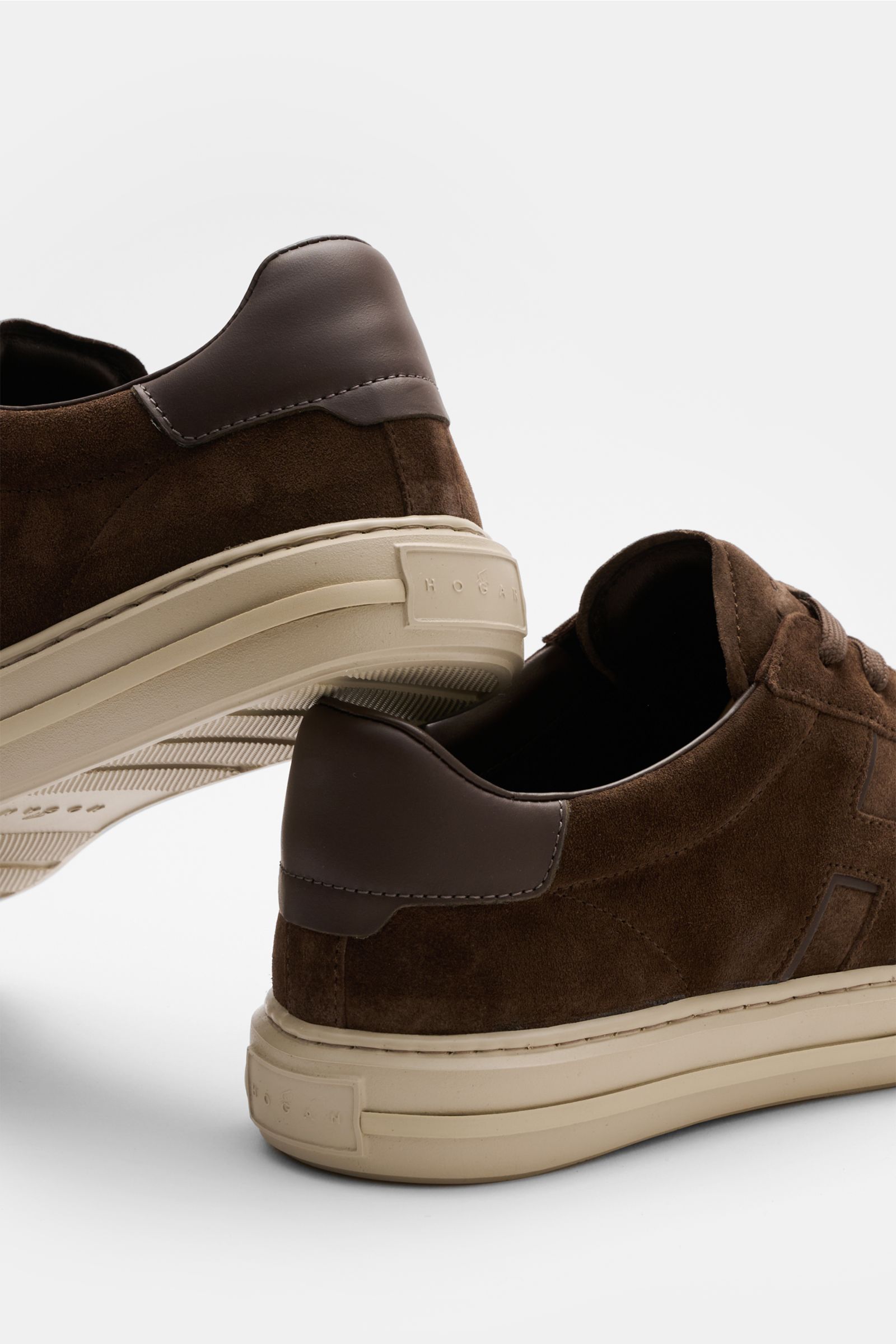 Hogan Sneaker 'Cool' dunkelblau/creme shown from rear side angle, featuring softest Veloursleder, aufgesetzte Flügelkappe, six-hole lacing, logo-print tongue, high padded collar, H-shaped Nappaleder logo, leather-textile lining, memory foam footbed, and f