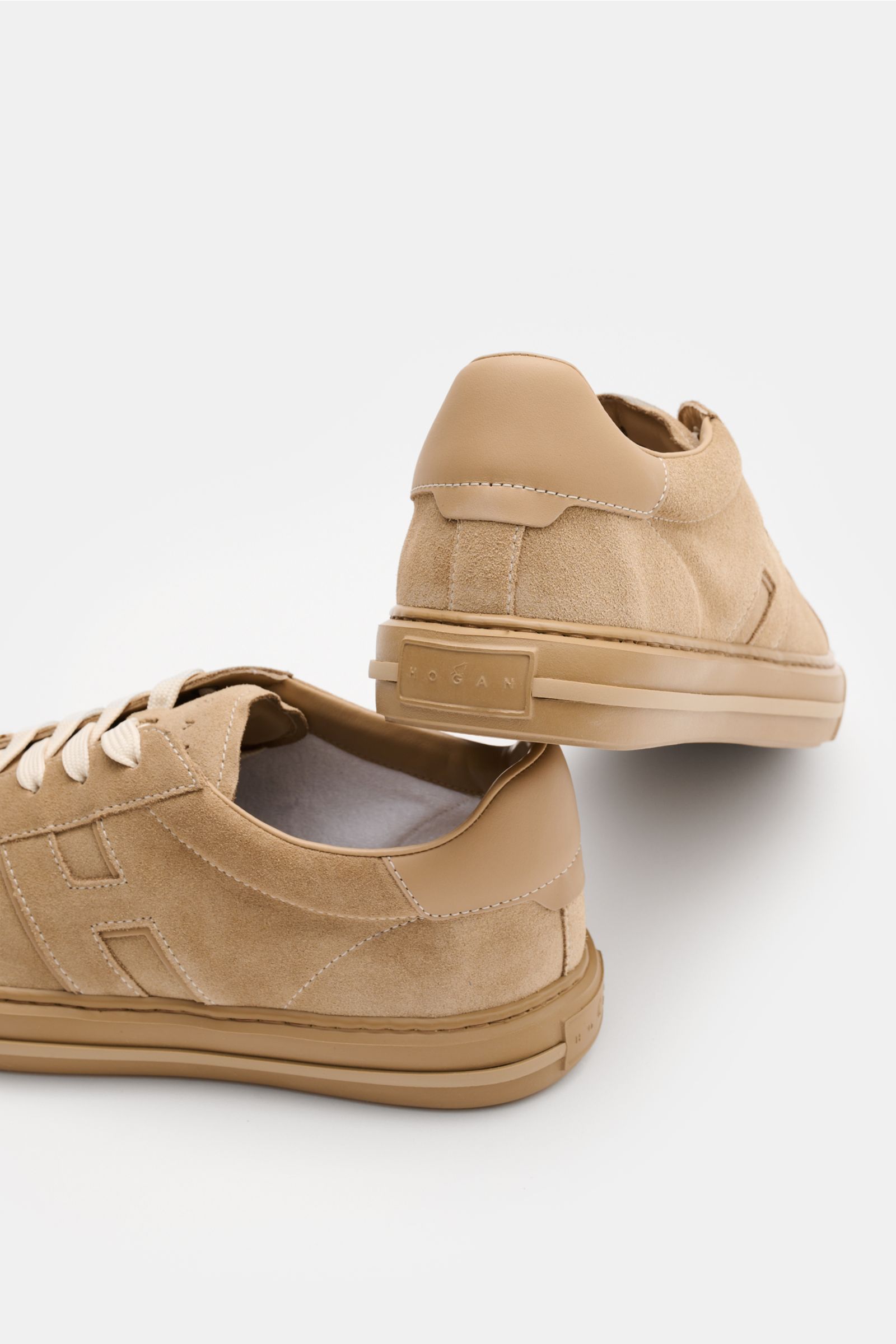 Hogan Sneaker 'Allacciato' beige aus softem Veloursleder mit Sechs-Loch-Schnürung, Logo-Print auf der Schuhlasche, hohem gepolstertem Schaftrand, H-Form Markeninitial, Leder-Textil-Innenfutter, Memory Foam Fußbett und flexibler Gummisohle, seitlich von hi