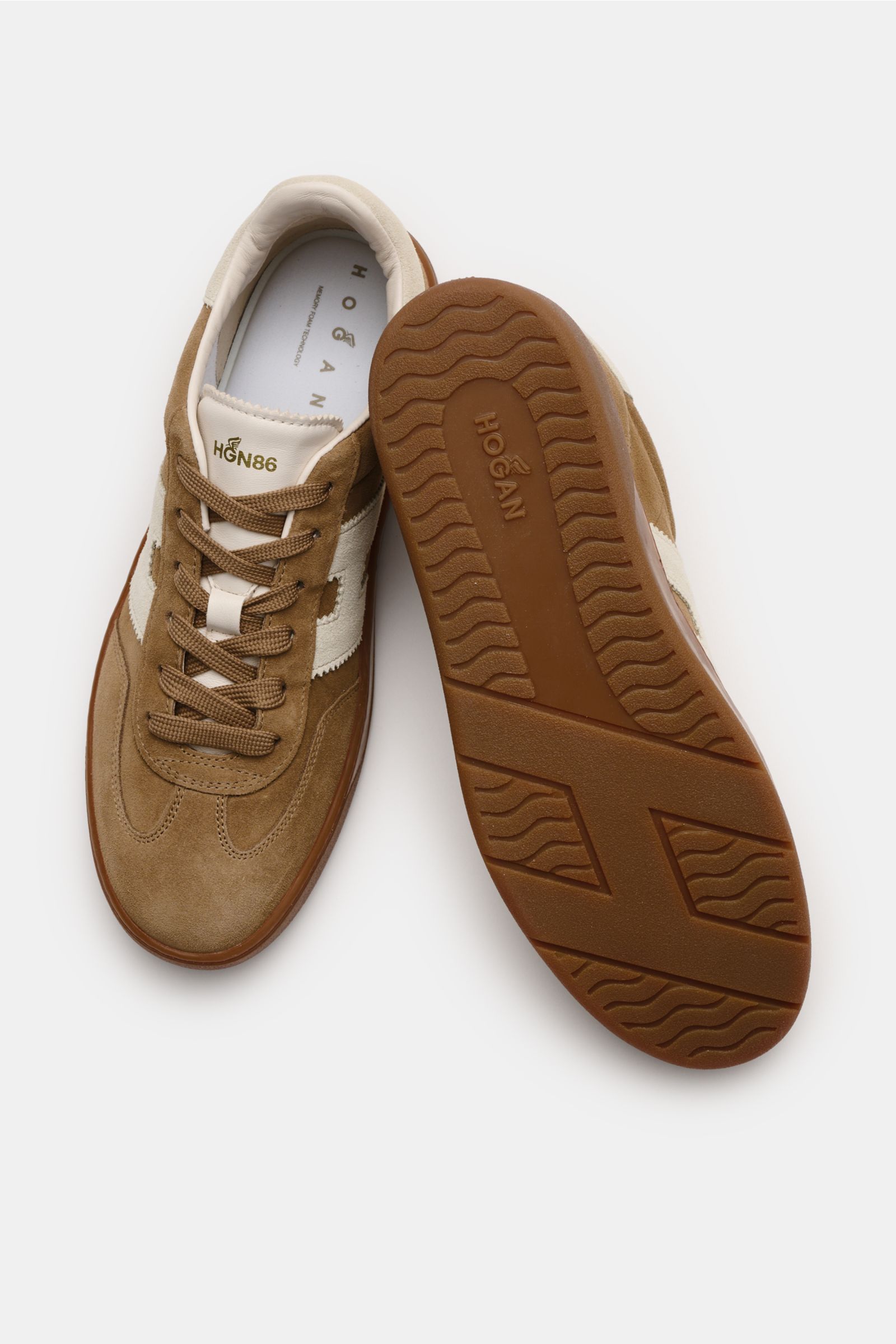Hogan Sneaker 'Cool' braun shown from top and sole view, featuring retro design, brown suede, H-shaped overlay, memory foam footbed, and flexible sole.