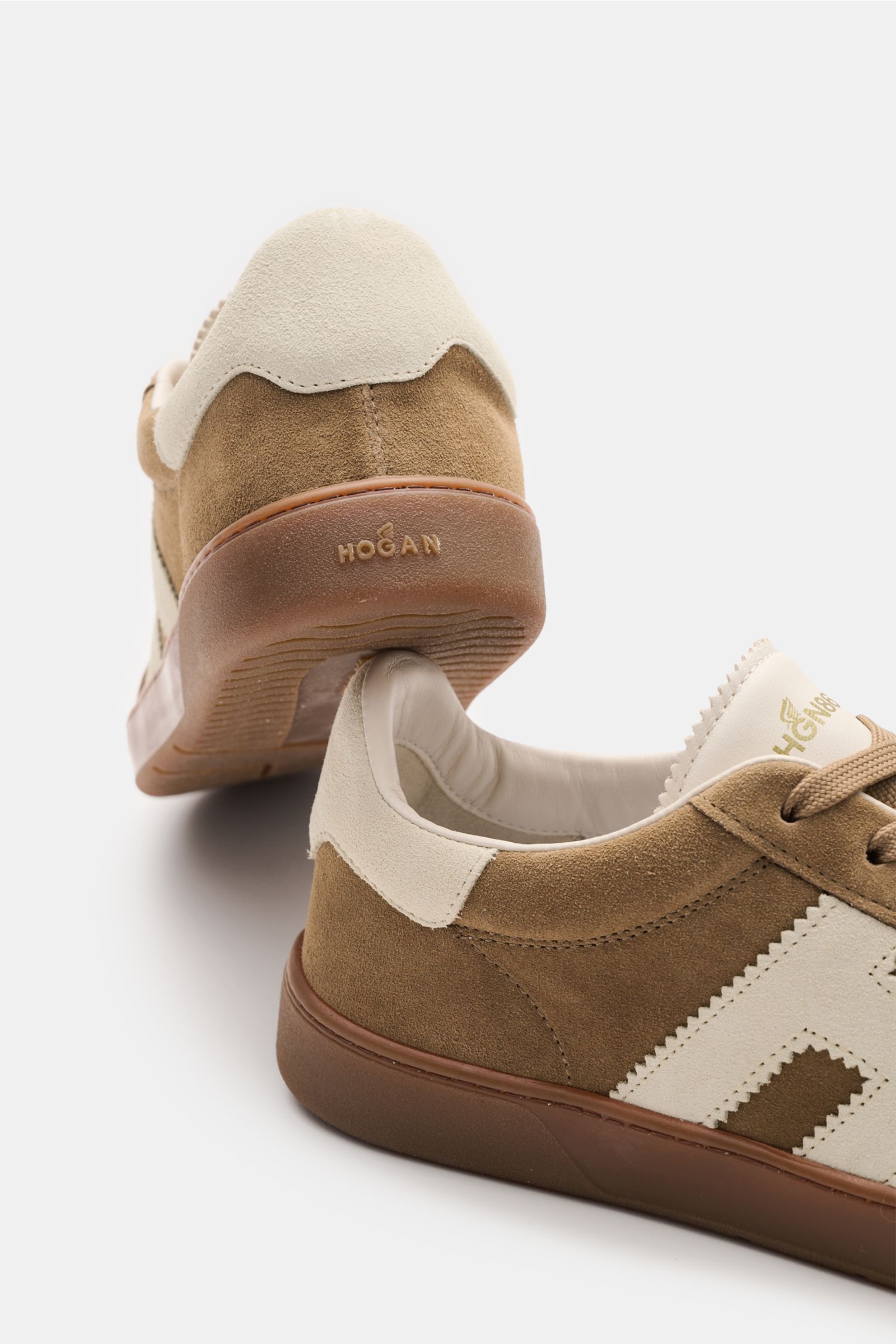 Hogan Sneaker 'Cool' braun shown from rear and side angles, in brown suede with cream H-overlay and padded collar.  
Retro-Design trifft Komfort: Der Sneaker 'Cool' mit dem markentypischen H-förmigen Overlay von HOGAN aus feinem Veloursleder bietet dan