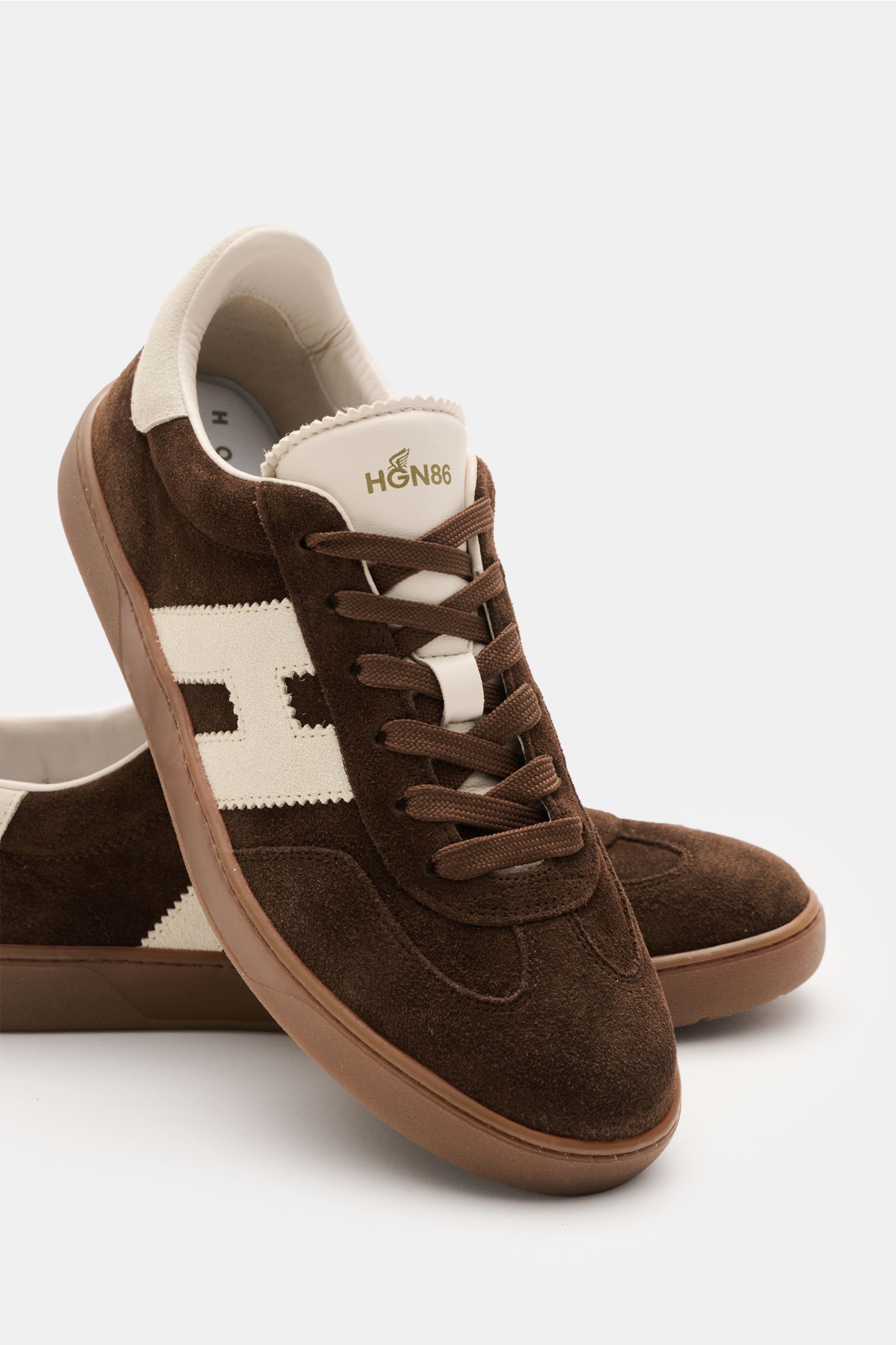 Hogan Sneaker 'Cool' dunkelbraun, seitliche Ansicht, Veloursleder, weißes H-Overlay, Memory-Foam-Fußbett, Gummisohle, gepolsterter Schaftrand.