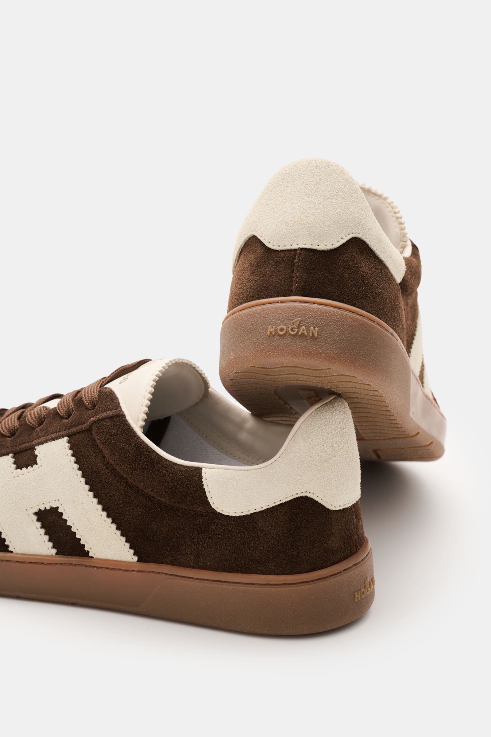 Hogan Sneaker 'Cool' dunkelbraun aus feinem Veloursleder mit H-Overlay, Memory-Foam-Fußbett, hoher Schaftrand, flexible Gummisohle, Rückansicht.