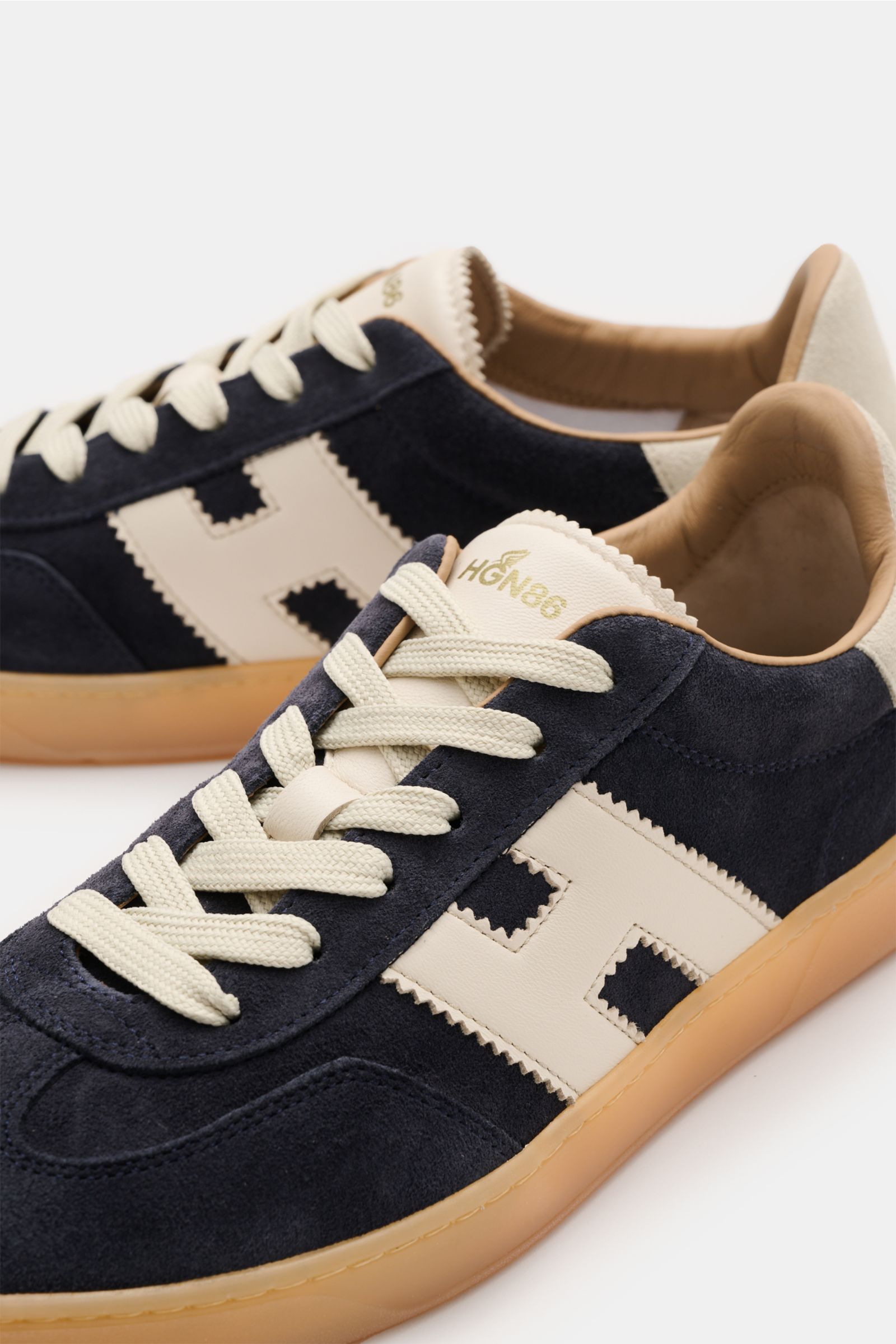 Hogan Sneaker 'Cool' navy/weiß aus Velours- und Glattleder, Memory-Foam-Fußbett, H-Logo, gepolsterter Schaftrand, seitliche Nahaufnahme.