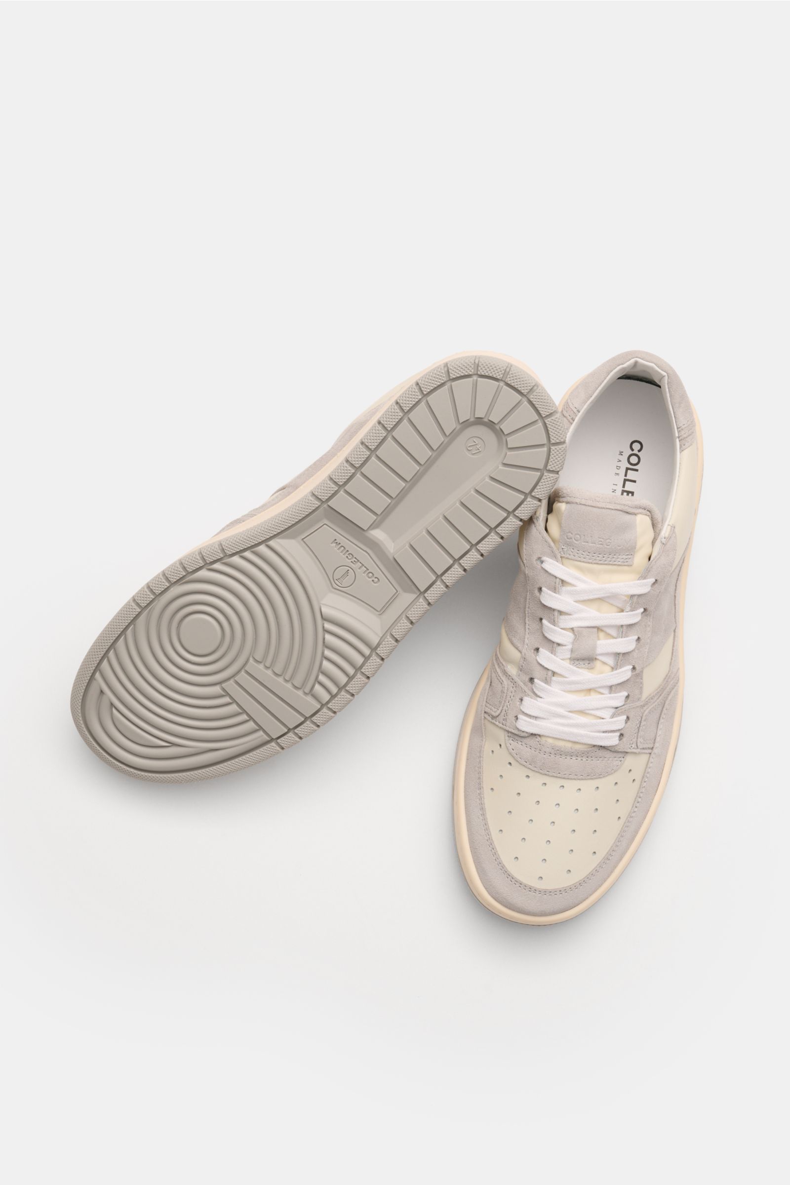 Collegium Sneaker 'Pillar Alpha' offwhite/grau, Ansicht von oben mit sichtbarer Sohle, Velours- und Nubukleder, handgefertigt in Italien.