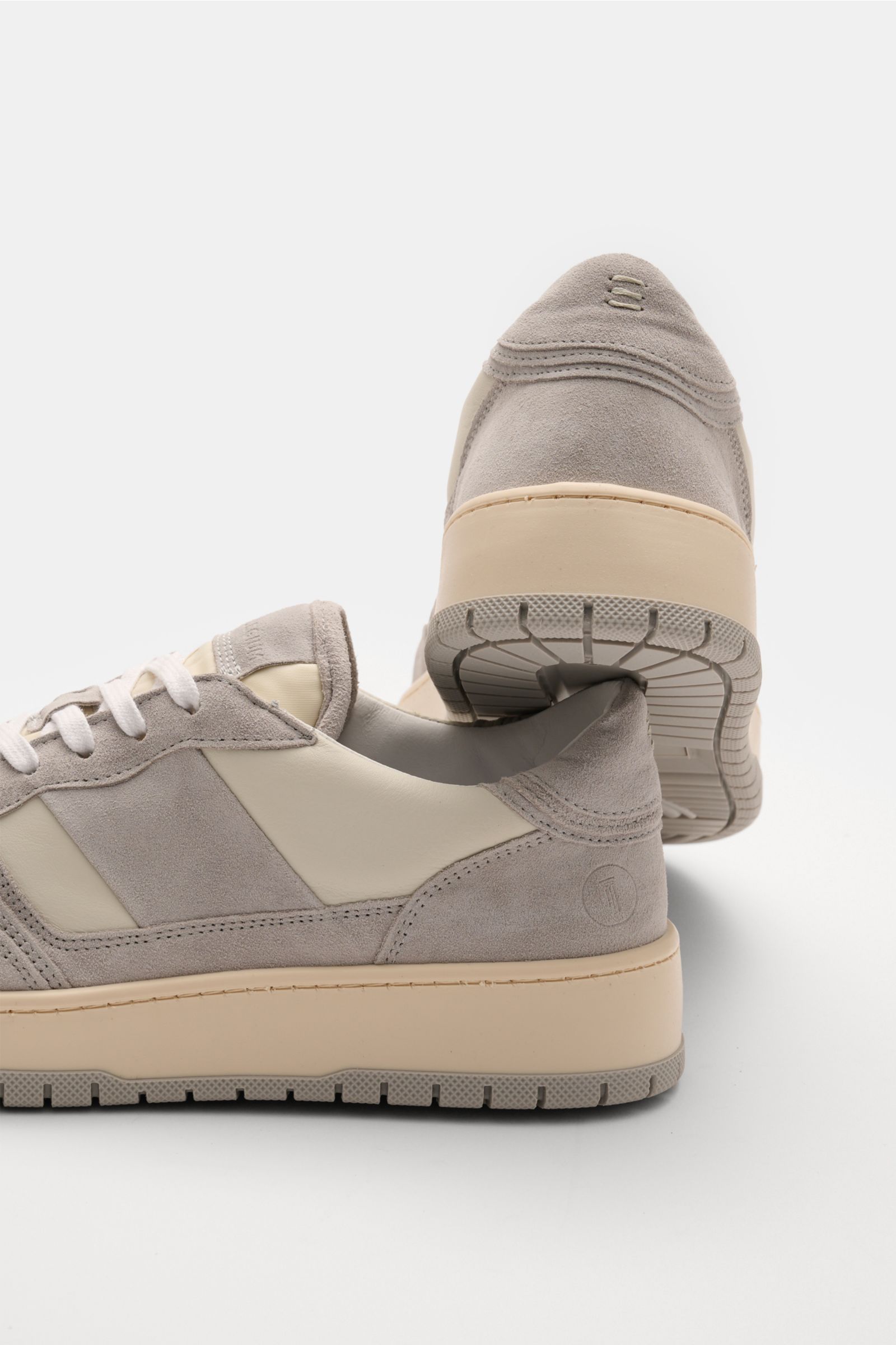 Collegium Sneaker 'Pillar Alpha' offwhite/grau, seitlich und von hinten, fein genarbtes Glattleder, Velours- und Nubukleder, flexible Gummisohle.