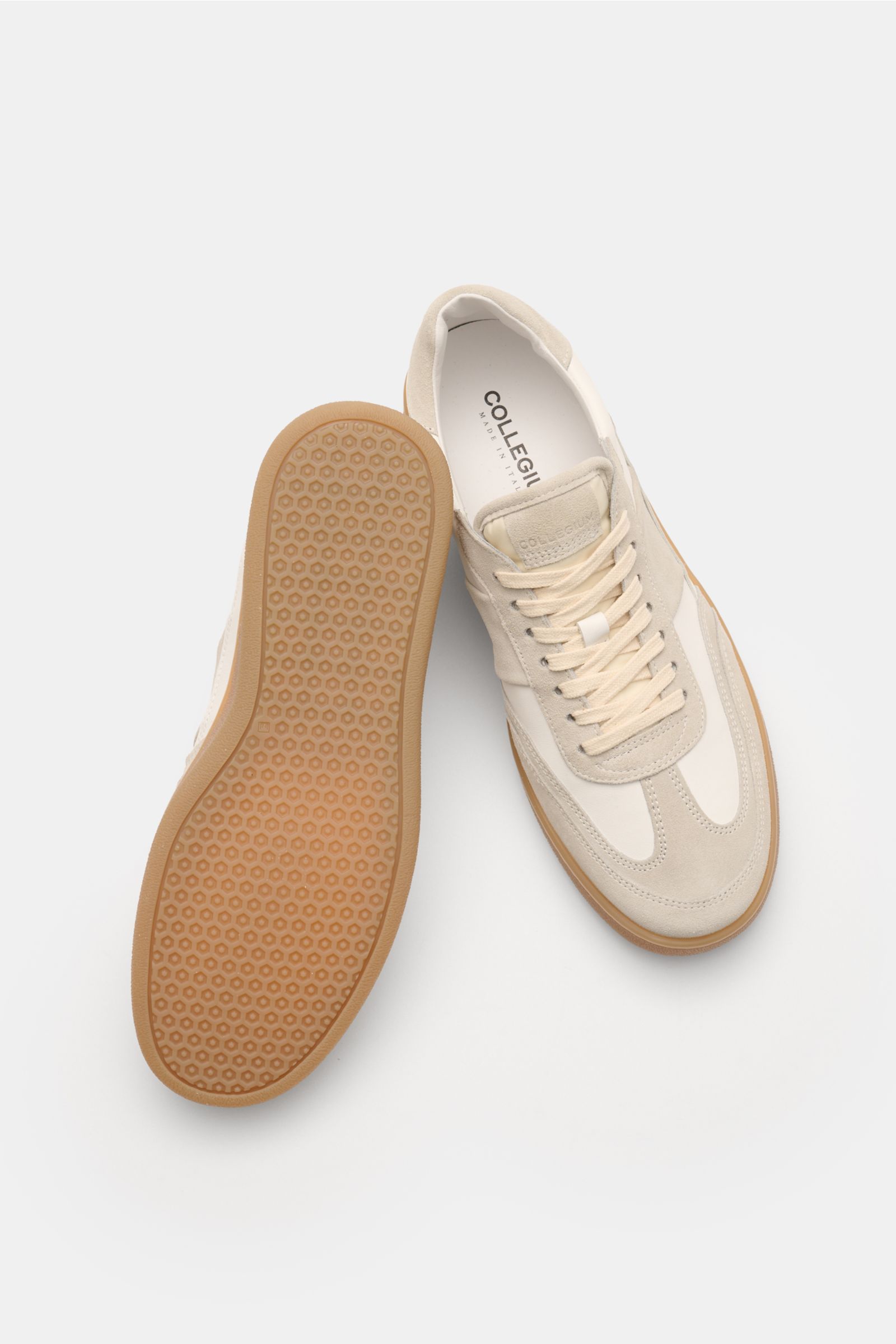 Collegium Sneaker 'Pillar Court II' weiß/hellgrau, von oben mit offener Sohle, fein genarbtes Glattleder, Velours- und Nubuk-Overlays, flexible Gummisohle.