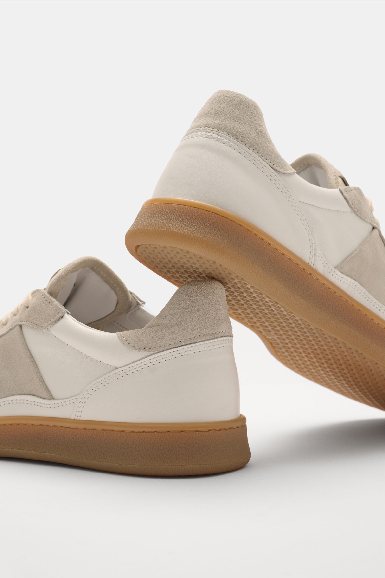 Collegium Sneaker 'Pillar Court II' weiß/hellgrau, Seiten- und Sohle-Detail, feines Glattleder, Velours-Overlays, flexible Gummisohle.