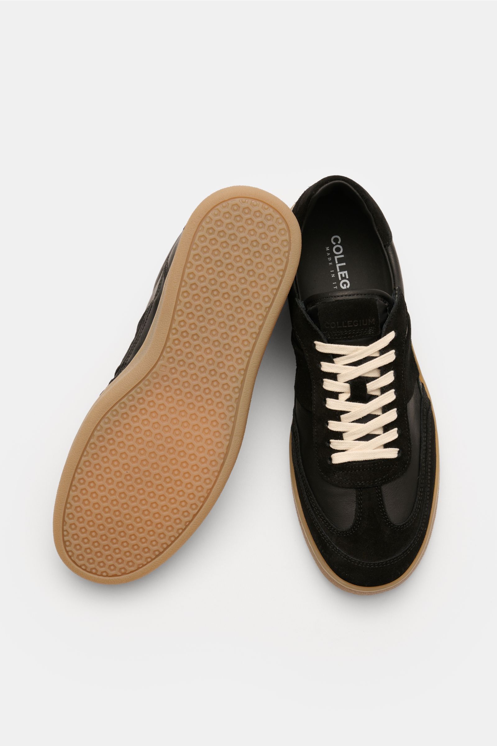 Collegium Sneaker 'Pillar Court II' schwarz, von oben fotografiert, fein genarbtes Glattleder, Velours- und Nubuk-Overlays, weiße Schnürung.