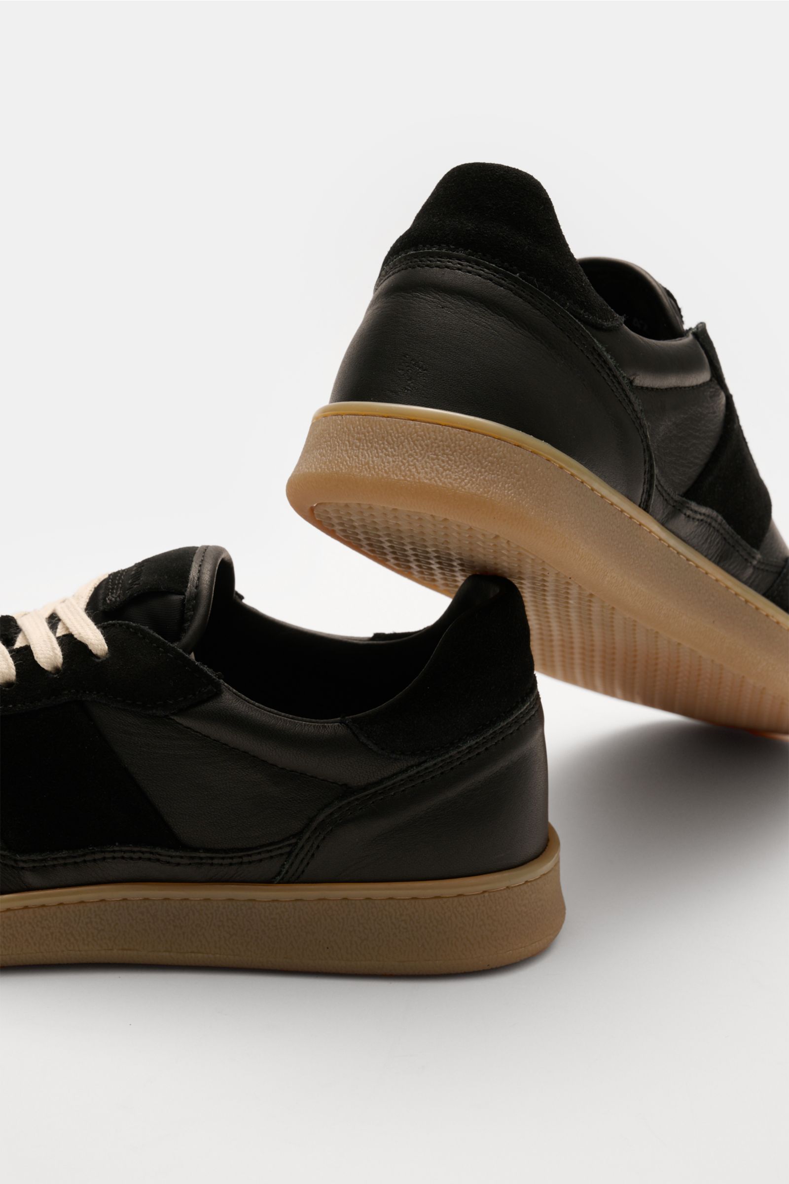 Collegium Sneaker 'Pillar Court II' schwarz aus fein genarbtem Glattleder, Velours- und Nubuk-Overlays, flexible Gummisohle, seitliche Ansicht.