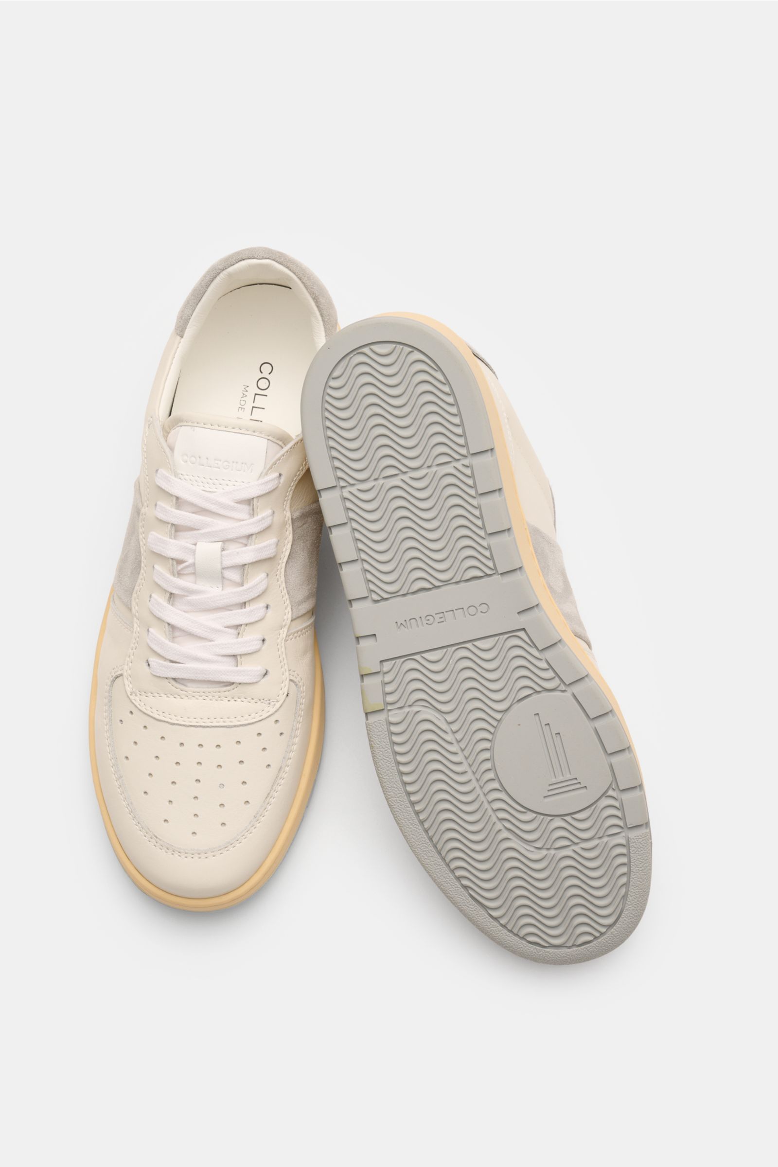 Collegium Sneaker 'Pillar Destroyer Low' hellgrau/grau, von oben fotografiert, feines Glatt- und Nubukleder, perforierte runde Vorderkappe, sieben-Loch-Schnürung, gepolsterter Schaftrand, Lederinnenfutter, flexible Gummisohle.