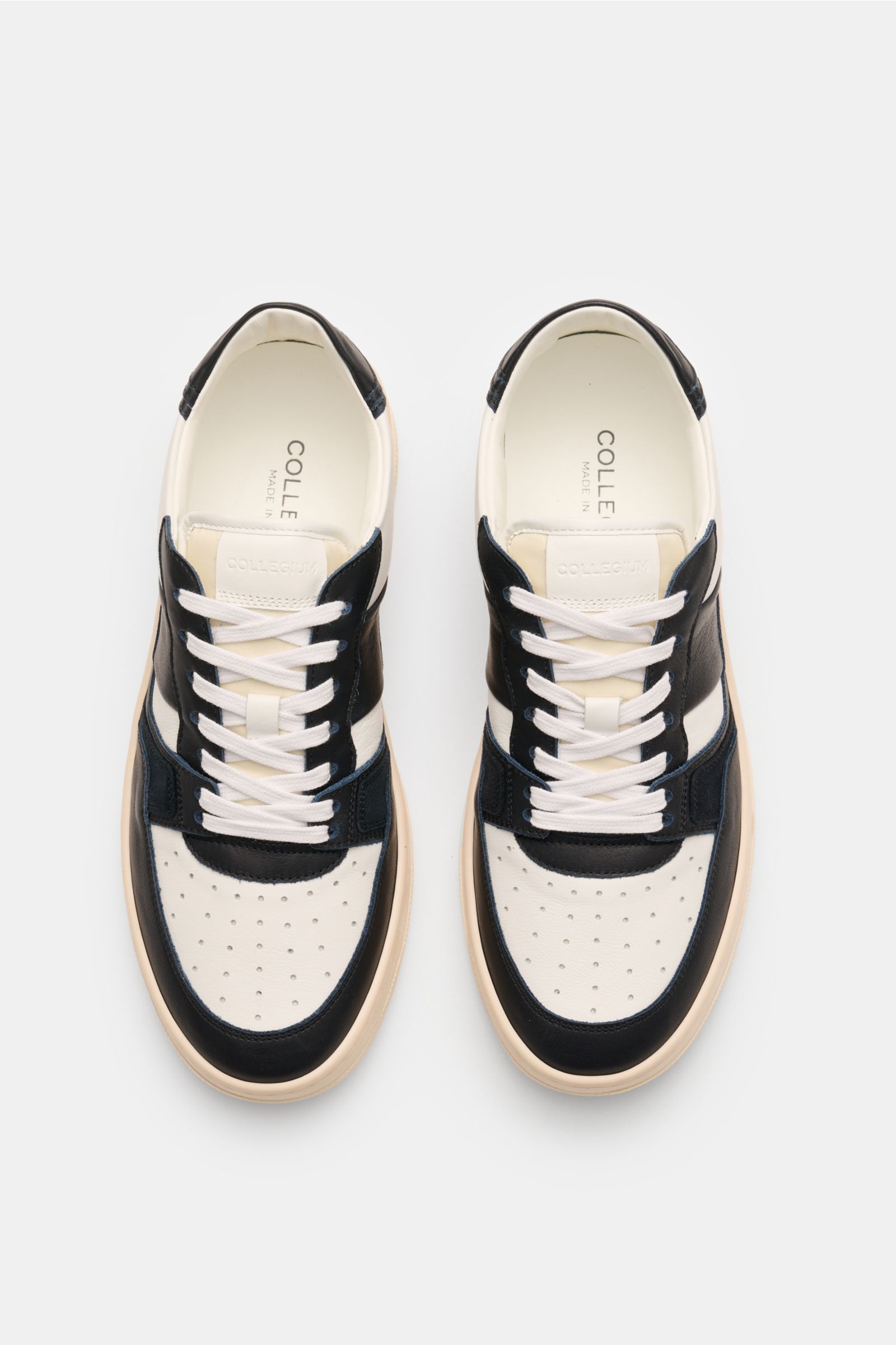 Collegium Sneaker 'Pillar Alpha' offwhite/schwarz, von oben fotografiert, fein genarbtes Glattleder, Velours- und Nubuk-Overlays, 7-Loch-Schnürung, gepolsterter Schaftrand, Lederfutter, flexible Gummisohle.