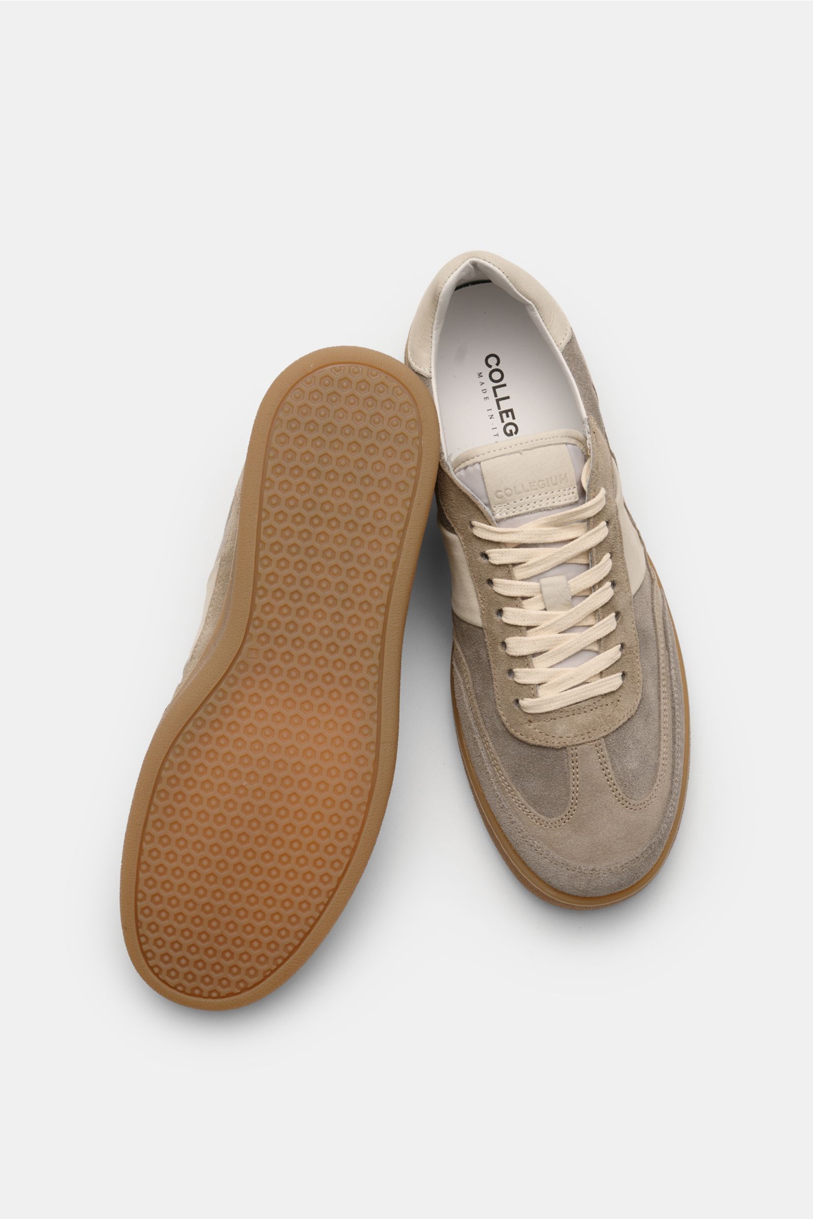 Collegium Sneaker 'Pillar Court II' taupe aus Nubukleder, Sieben-Loch-Schnürung, flexible Gummisohle, Ansicht von oben, Innen- und Außenseite sichtbar.