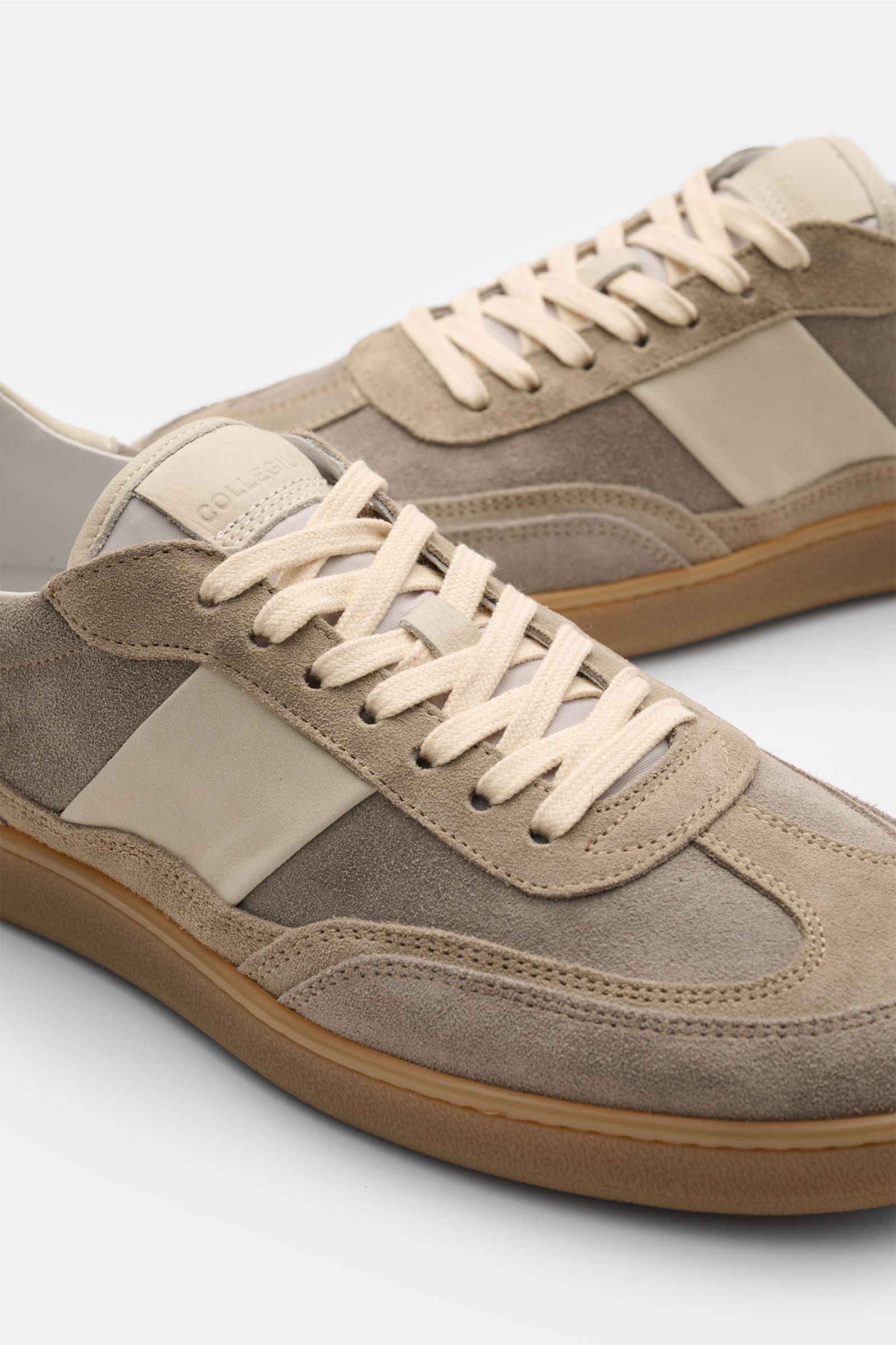 Collegium Sneaker 'Pillar Court II' taupe aus Nubukleder mit sieben-Loch-Schnürung, gepolstertem Schaftrand, Lederfutter, flexible Gummisohle, seitliche Perspektive.