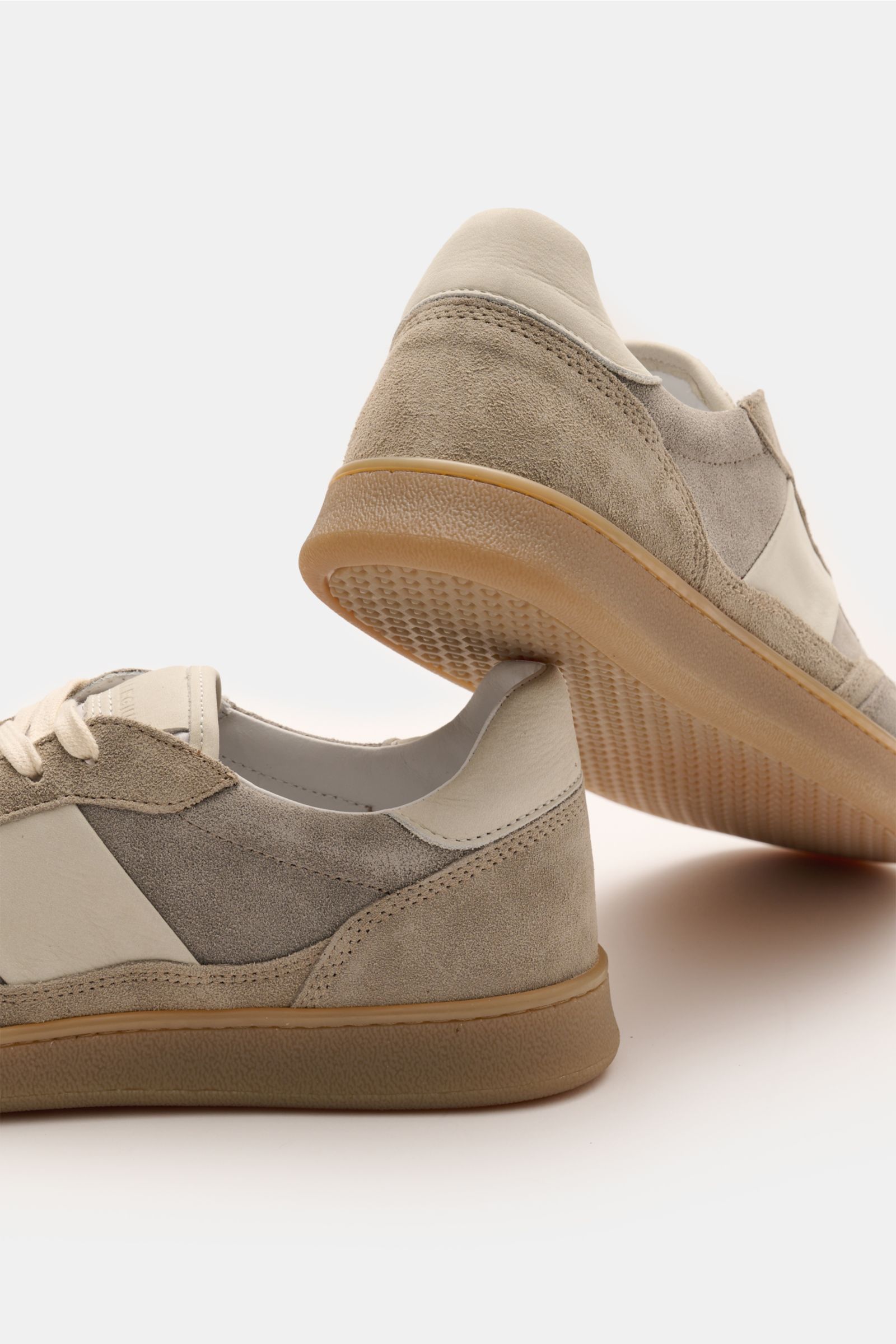Collegium Sneaker 'Pillar Court II' taupe aus geschmeidigem Nubukleder, sieben-Loch-Schnürung, Textillasche, gepolsterter Schaftrand, Lederfutter, flexible Gummisohle, seitliche und Blick von unten.