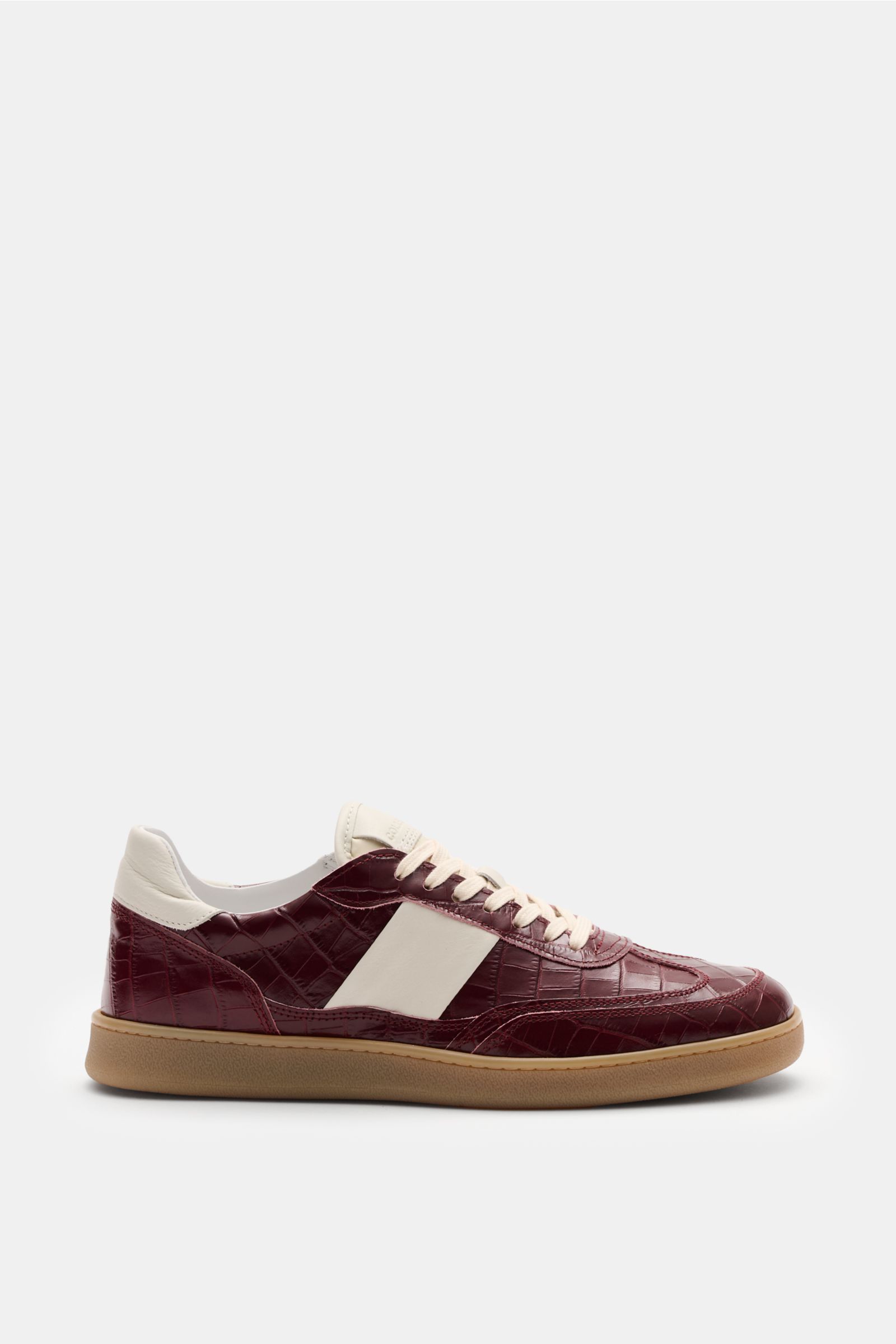 Collegium Sneaker 'Pillar Court II' bordeaux im Seitenprofil, Kalbsleder Reptil-Optik, runde Kappe, sieben-Loch-Schnürung, Lederfutter, flexible Gummisohle.