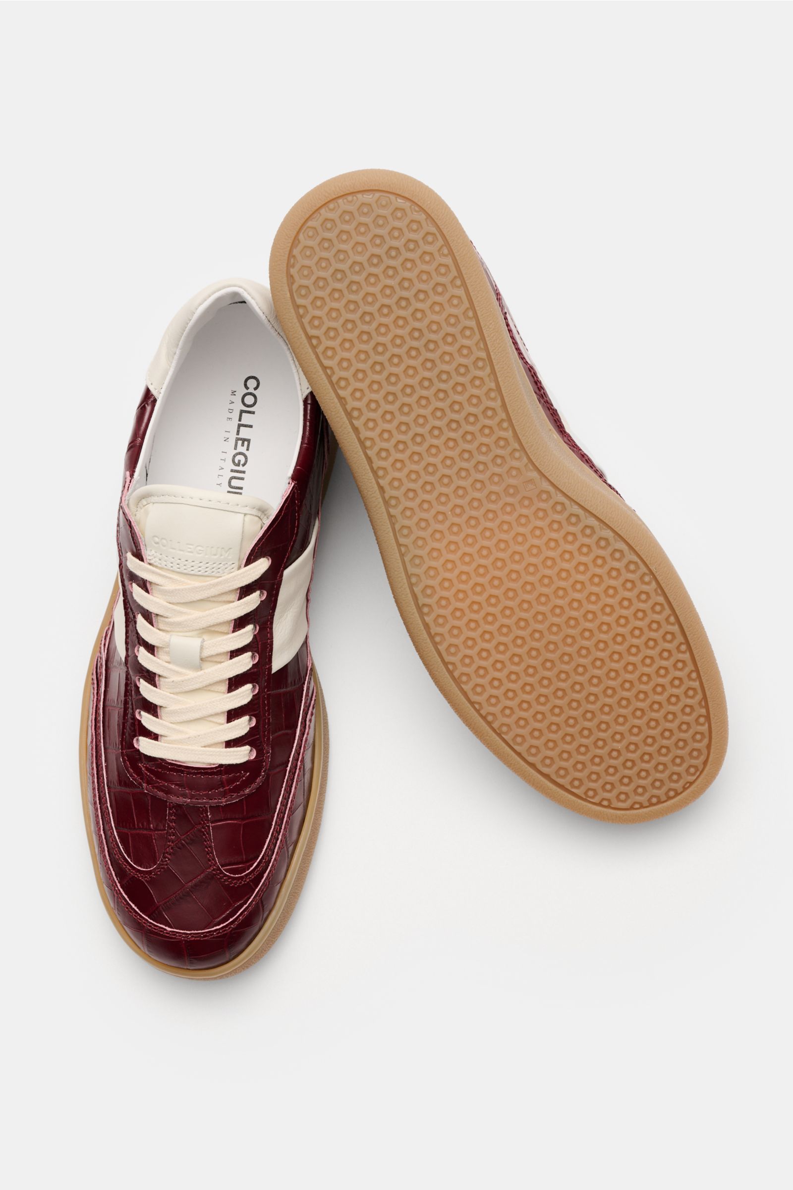 Collegium Sneaker 'Pillar Court II' bordeaux aus Reptil-Kalbsleder, sieben Loch Schnürung, Gummisohle, von oben und Sohle sichtbar.